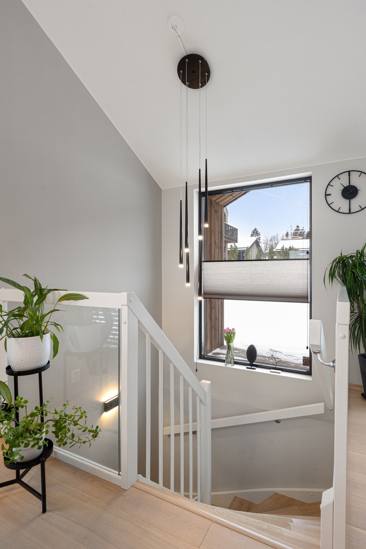 Vi beveger oss opp til 2. etasje (trappen er oppgradert med glassrekkverk) Galleribilde