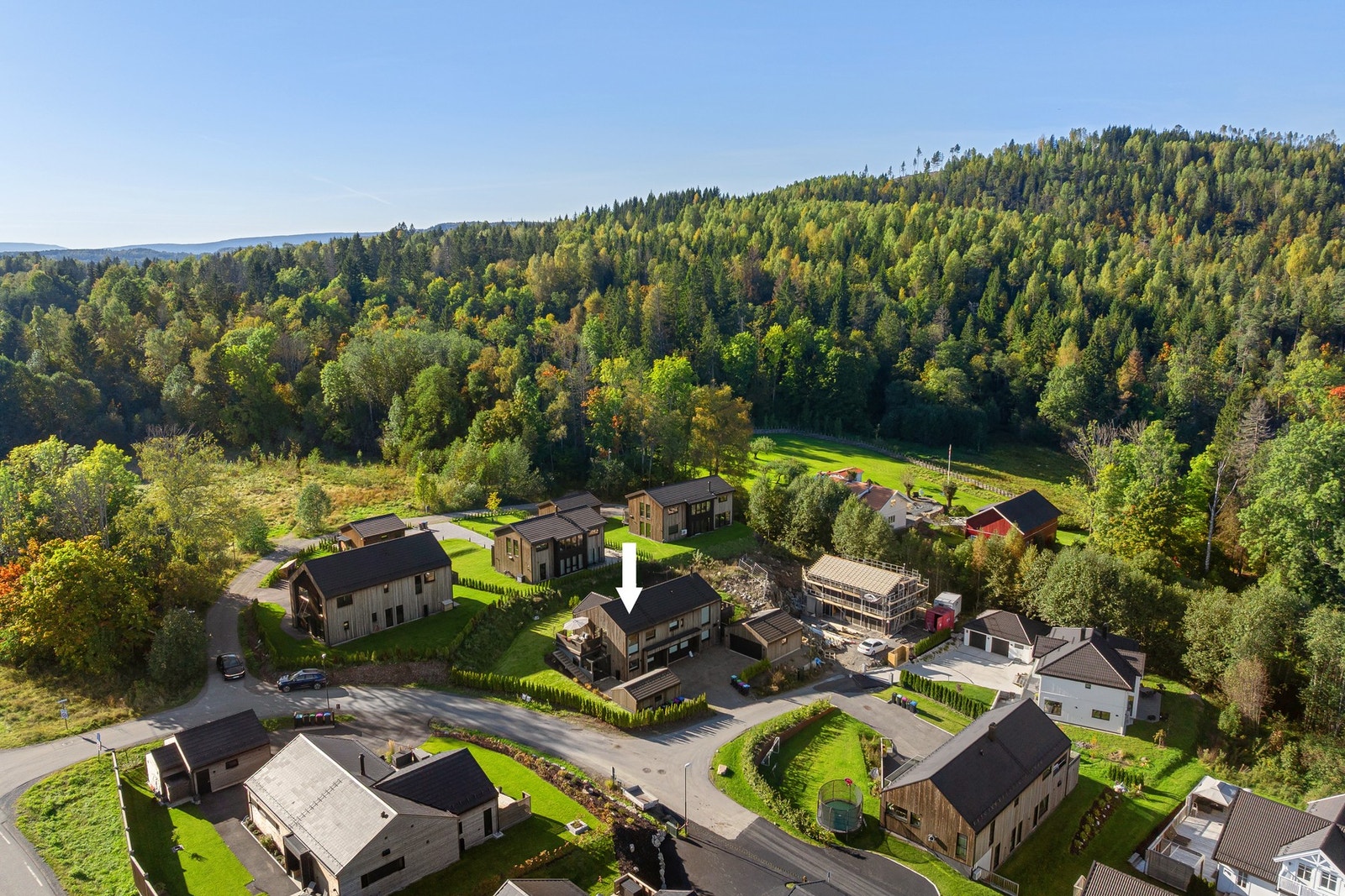 Eiendommen ligger i umiddelbar nærhet til marka med flotte turstier året rundt! Galleribilde