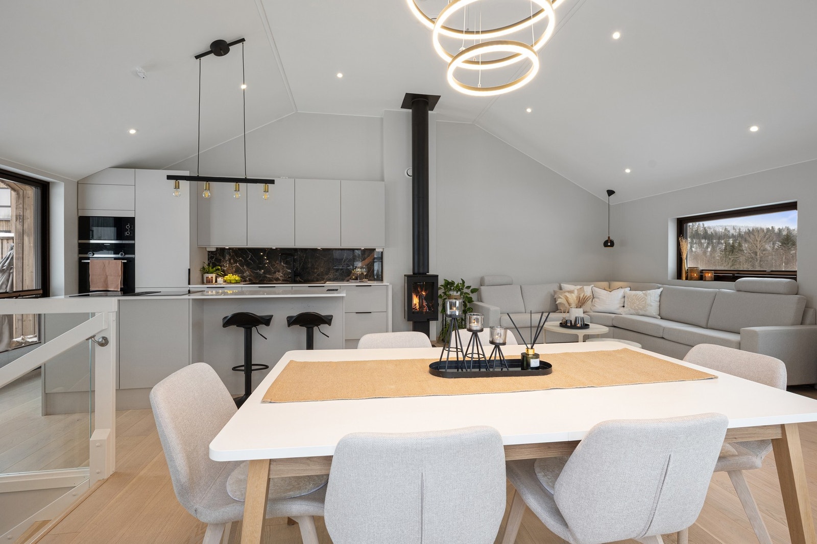 I forbindelse med kjøkkenet er det en naturlig plass for spisebordet. Galleribilde