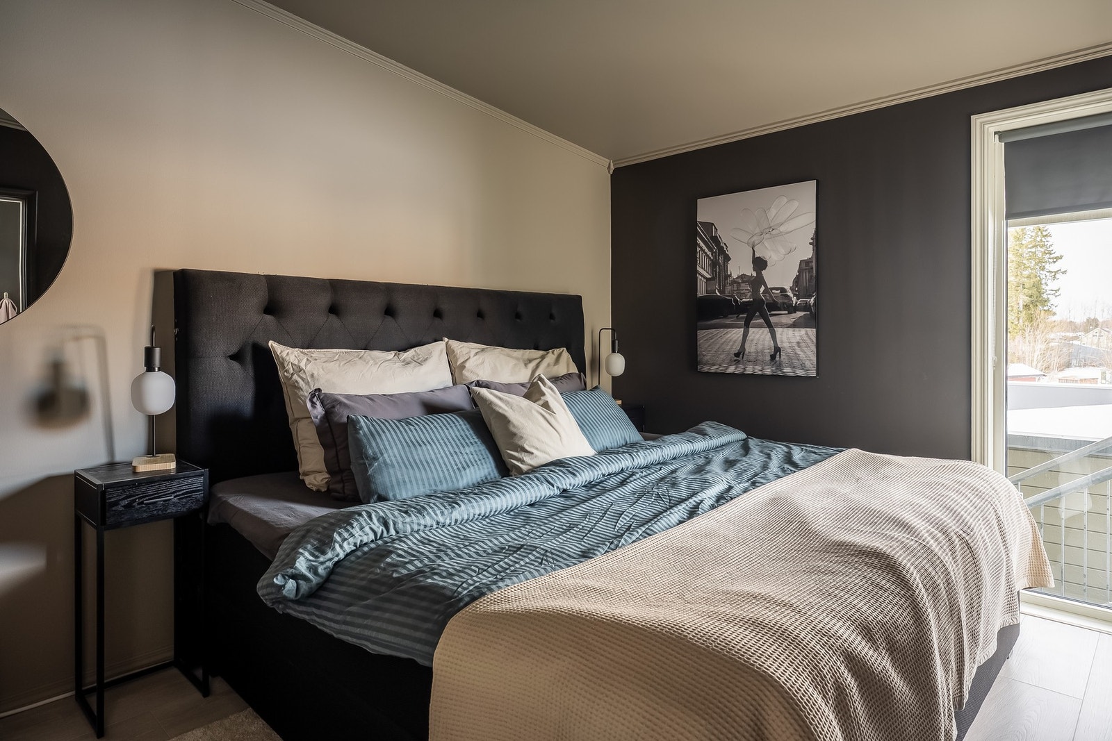 Hovedsoverom på hele 10,5 kvm med nymalte vegger fra 2024. Galleribilde