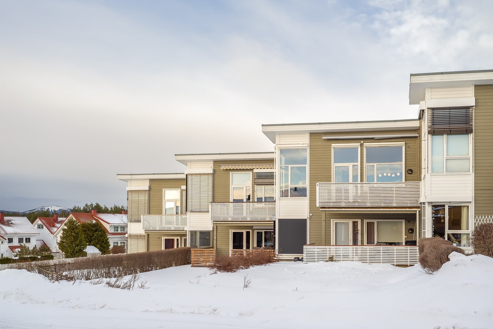 Leiligheten ligger fint til i 2.etasje på et nyere bygg fra 2005. Bygget er omringet av fine og rolige grøntarealer. Galleribilde