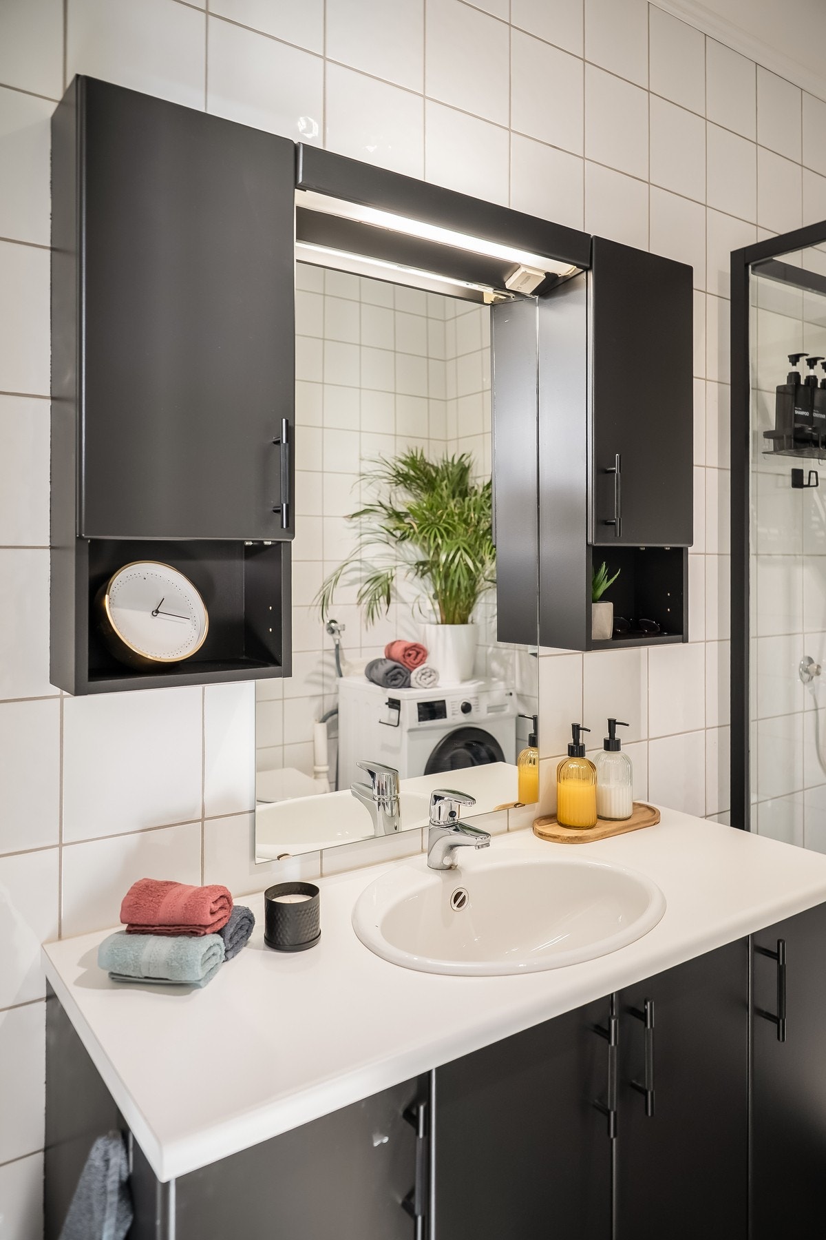 Moderne innredning med gode lagringsmuligheter. Galleribilde