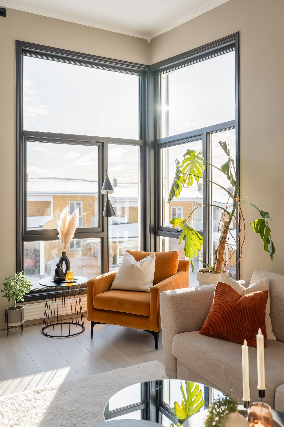 Fjernstyrt zip-screen på stua gjør at man kan få god solskjerming på sommerstid. Galleribilde