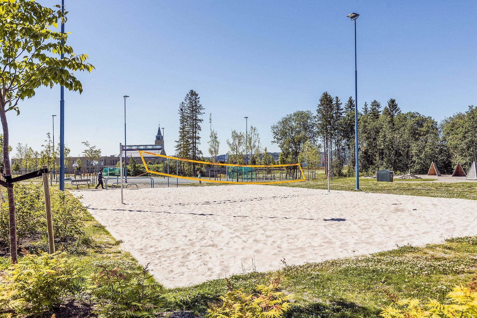 Det er idrettshaller, flere flotte turstier, akebakke, ball- og lekeplasser i nærområdet. Galleribilde