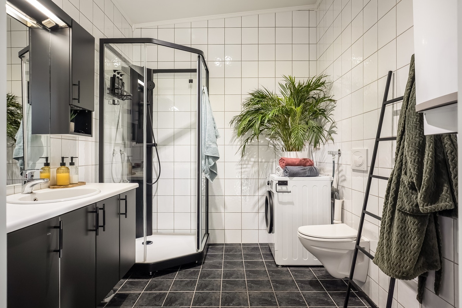 Romslig bad på 6 kvm med behagelig oppvarming via varmekabler i gulv. Galleribilde