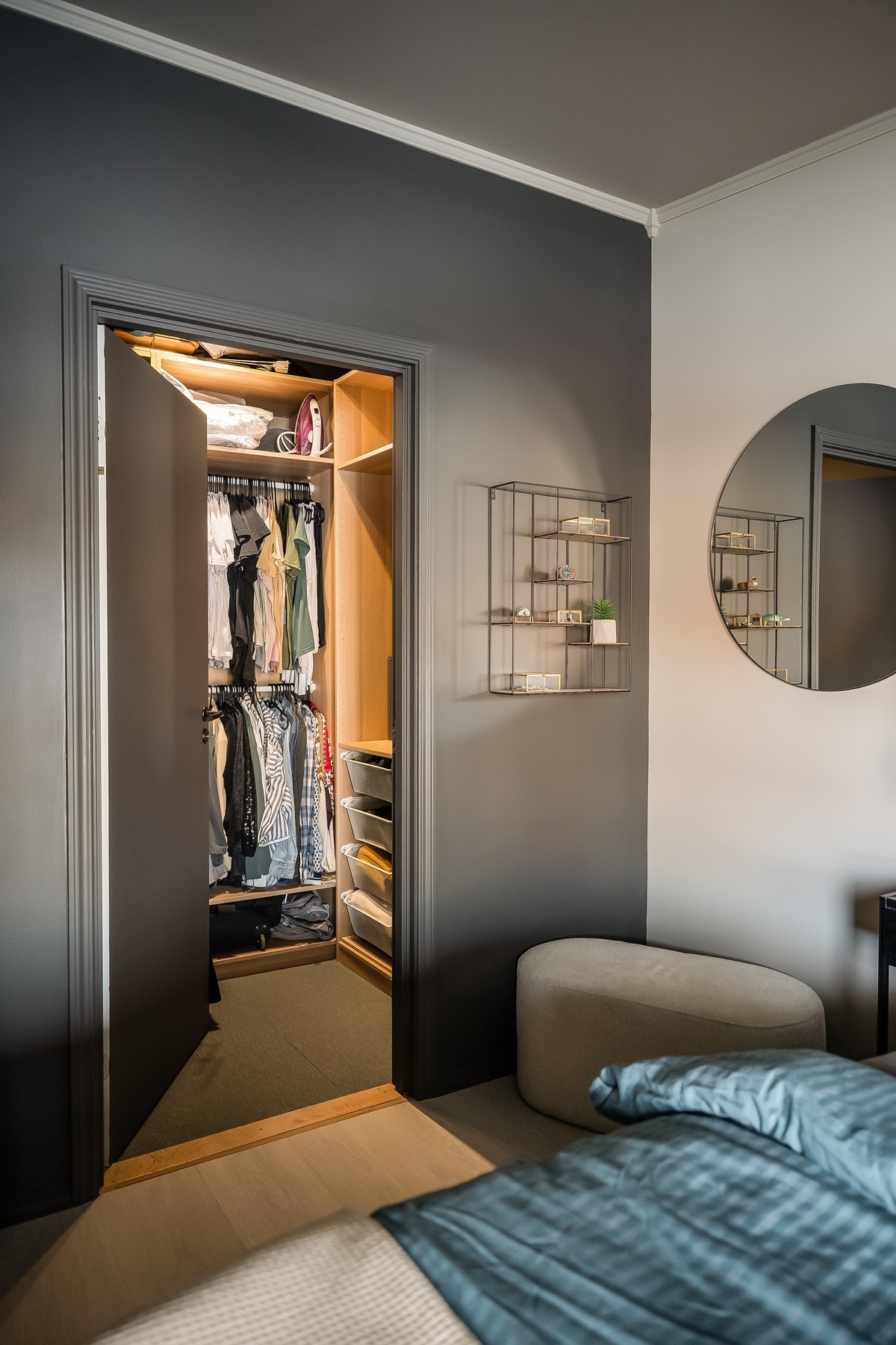 Eget walk-in closet med god opbevaringsplass. Galleribilde