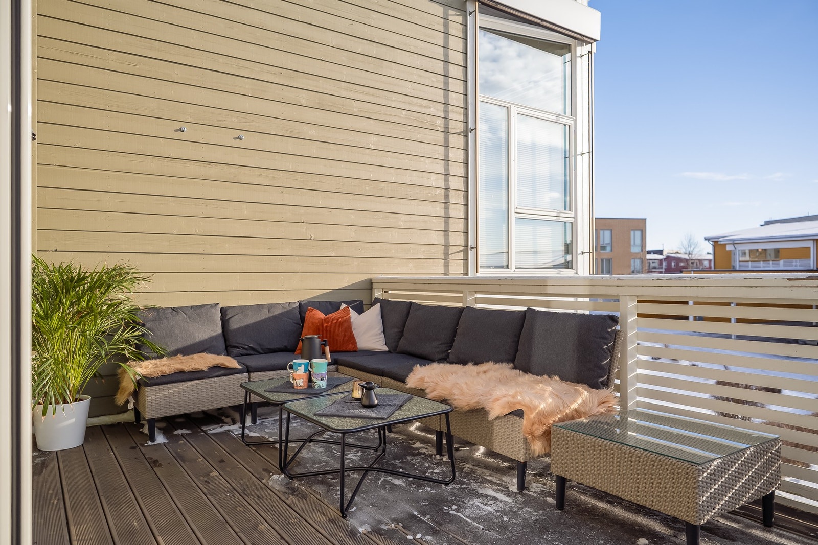 Balkongen har rikelig med plass til utemøbler og ligger skjermet fra trafikk. Elektrisk markise følger med i handelen. Galleribilde