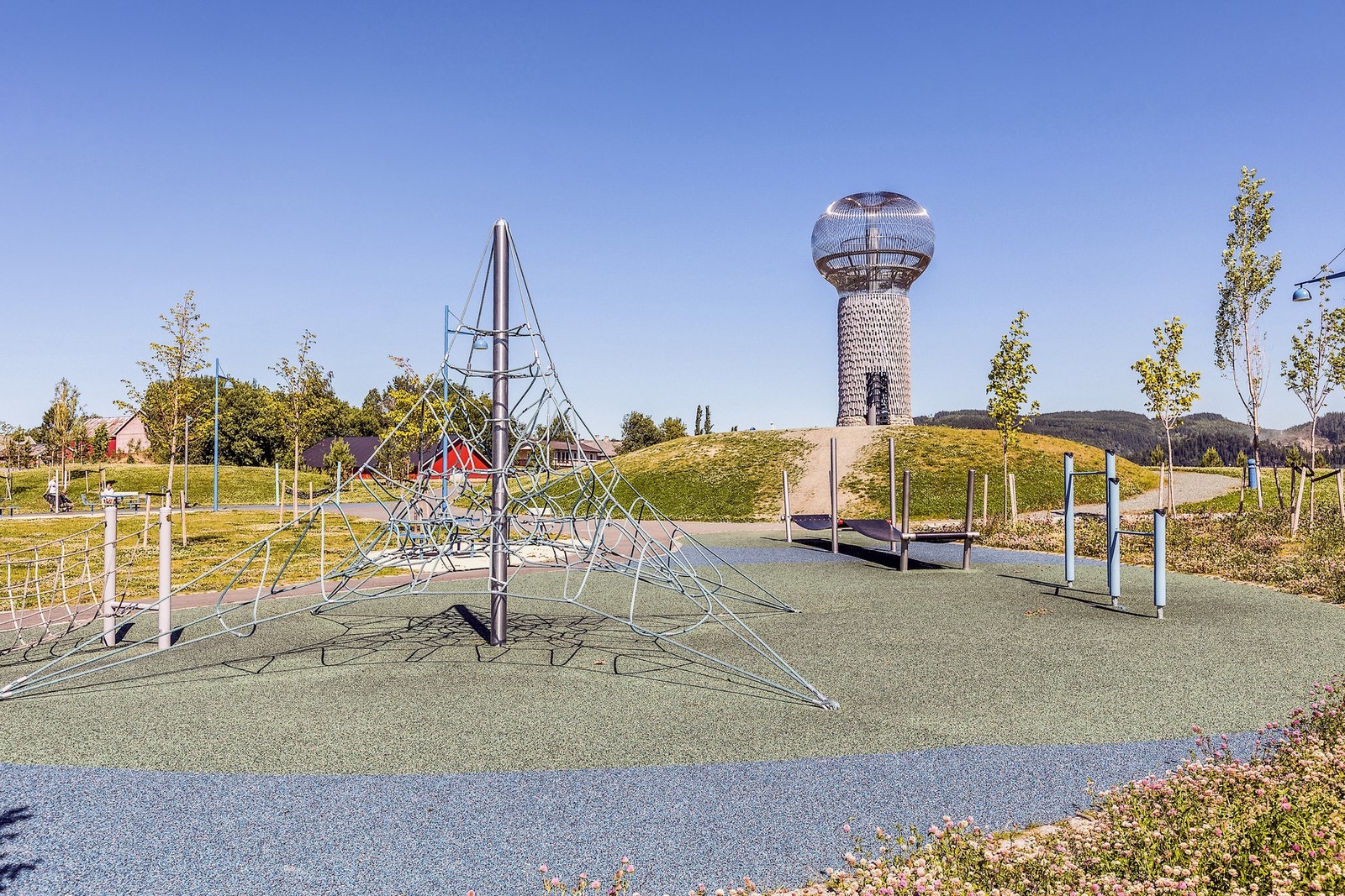 Man bor kun et steinkast til bl.a. barnehage, lekeplass, turmuligheter, butikk og bussforbindelse. City Syd ligger også innen gangavstand fra boligen. Galleribilde