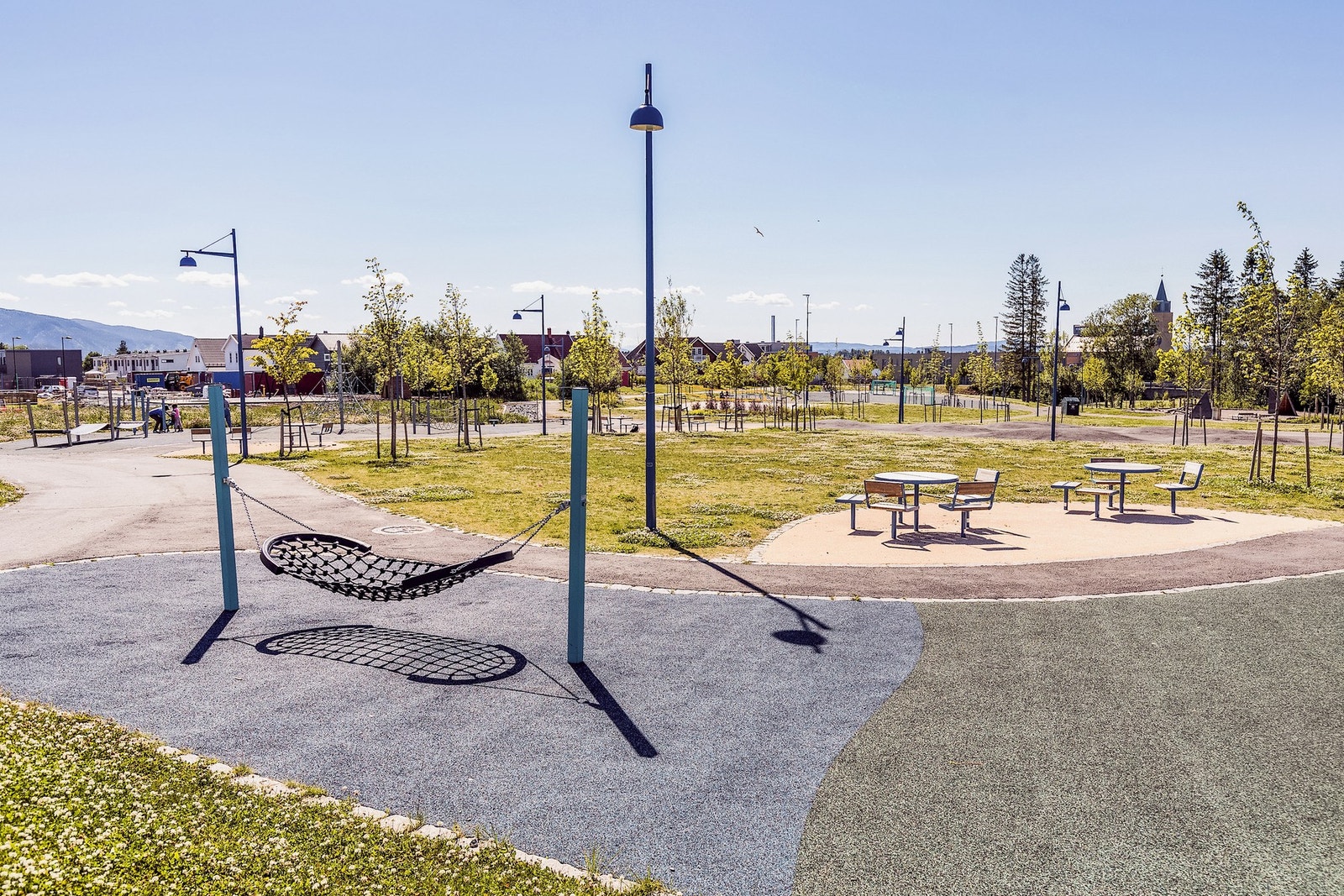 Tillerlandparken som nærmeste nabo ligger veldig sentralt til i forhold til de mange gangveg- og turvegsystemene i området. Her kan du lett kombinere både trimtur og parkliv. Galleribilde