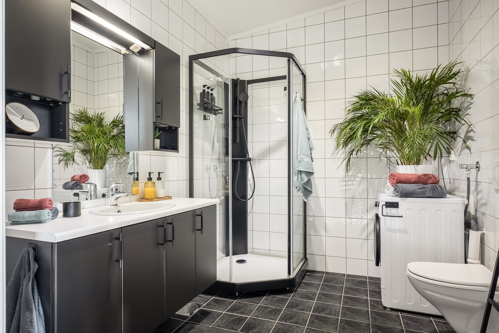 Baderommet har god plass for både vaskemaskin og tørketrommel, samt dusjkabinett. Galleribilde