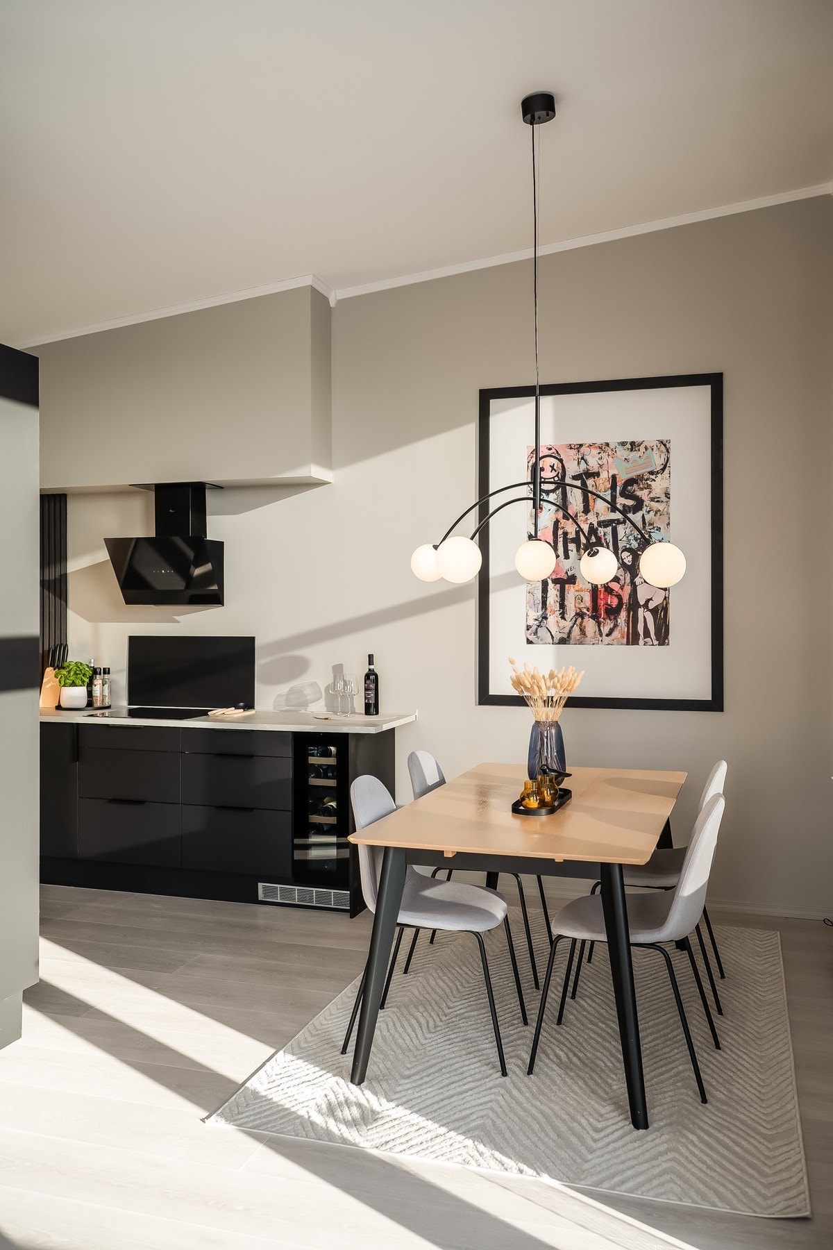 Naturlig plassering av spisebord med tilknytning til kjøkken. Galleribilde