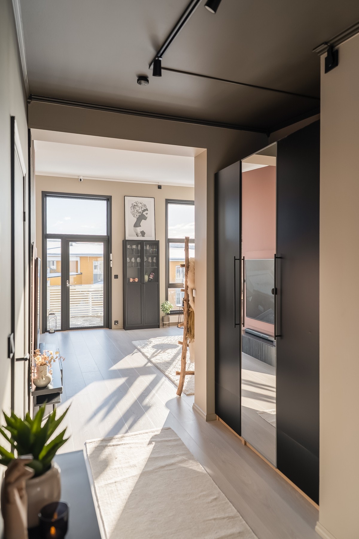 Praktisk nisje i gangen for skap - samløst og plassbesparende, samt nytt Pergo laminatgulv fra 2024. Galleribilde