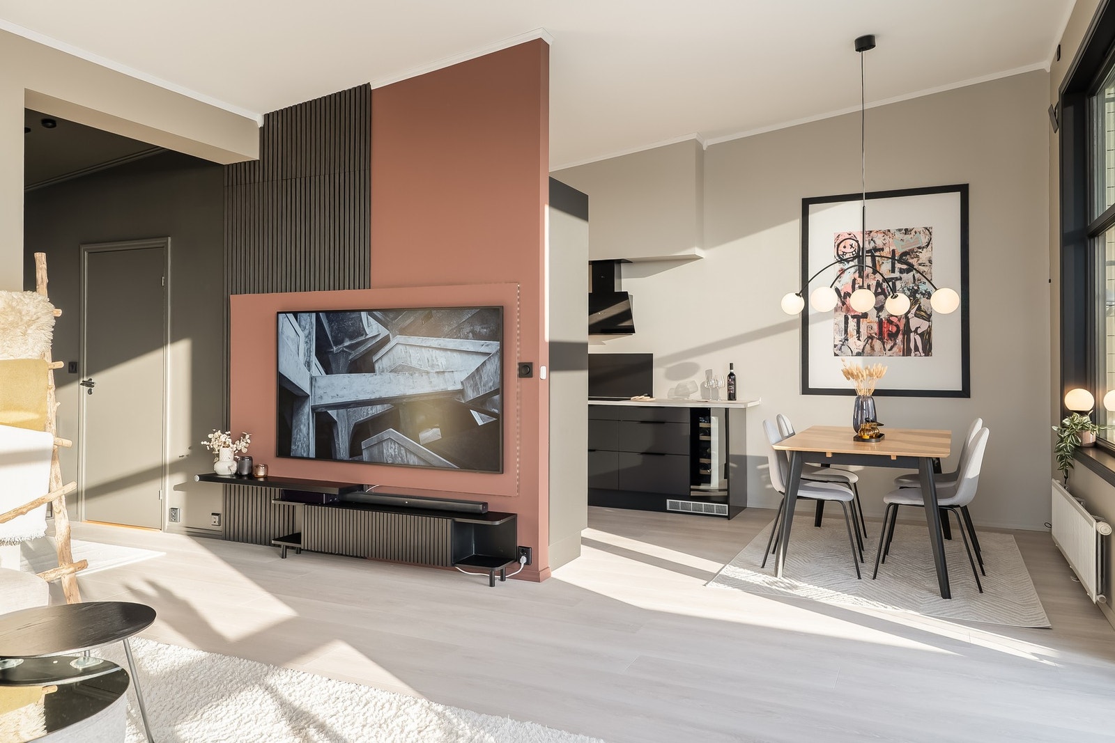 Rommet har en god utnyttelse av arealet med plass til både spisestue, stor sofakrok og TV-løsning. Galleribilde