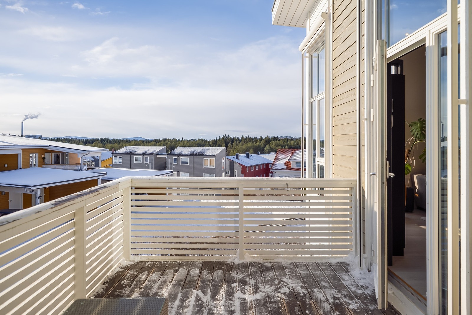 Fra stuen har man utgang til en stor, sydvendt veranda på hele 12 kvm. Her har man glimrende solforhold store deler av dagen på sommerstid. Galleribilde