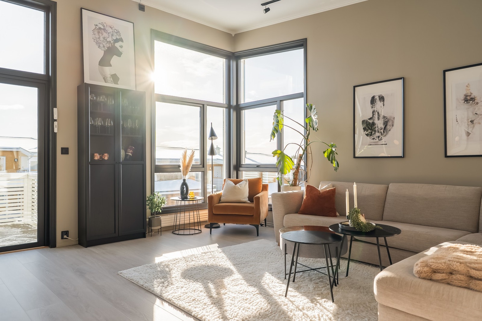 Leiligheten har en luftig atmosfære med svært god takhøyde. Galleribilde