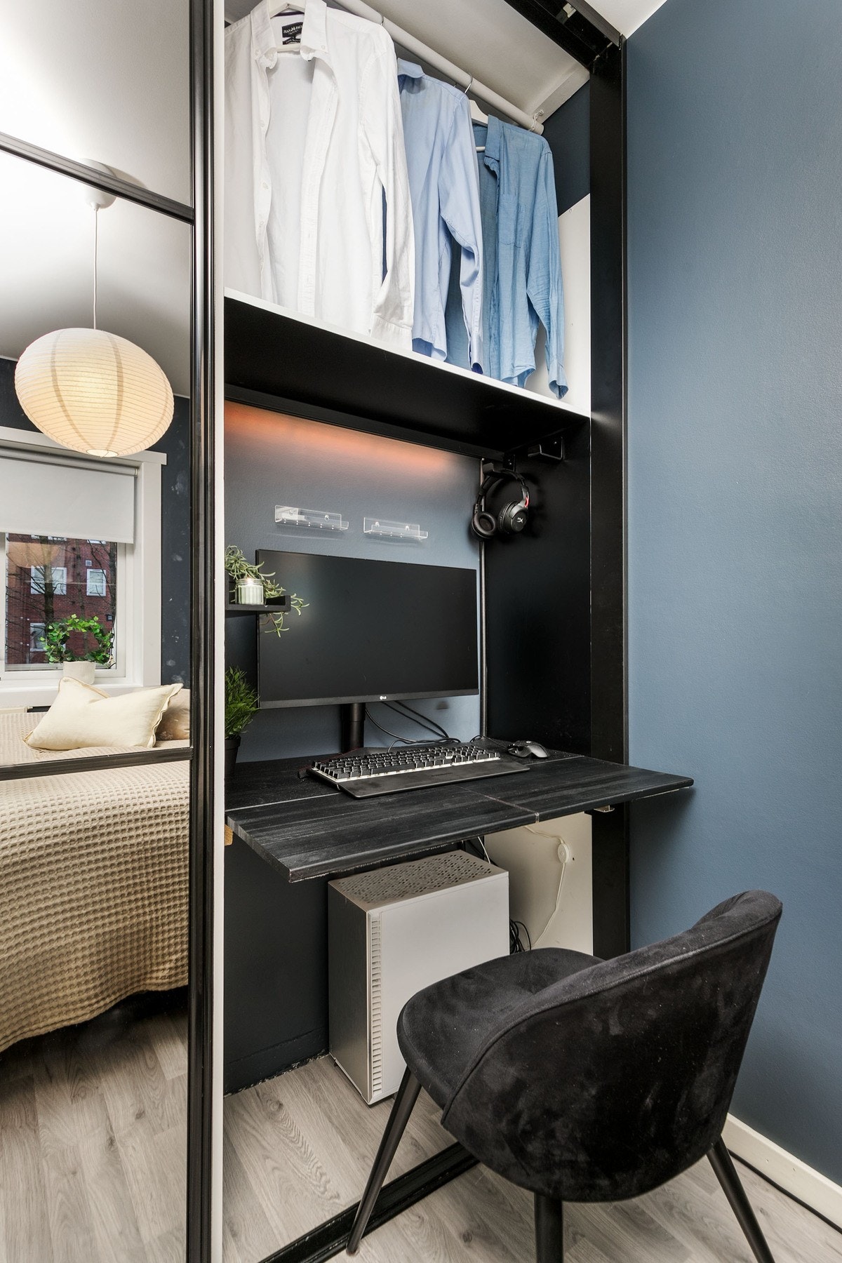 Kontoret kan vippes inn og skjules bak skyvedøren/speilet Galleribilde