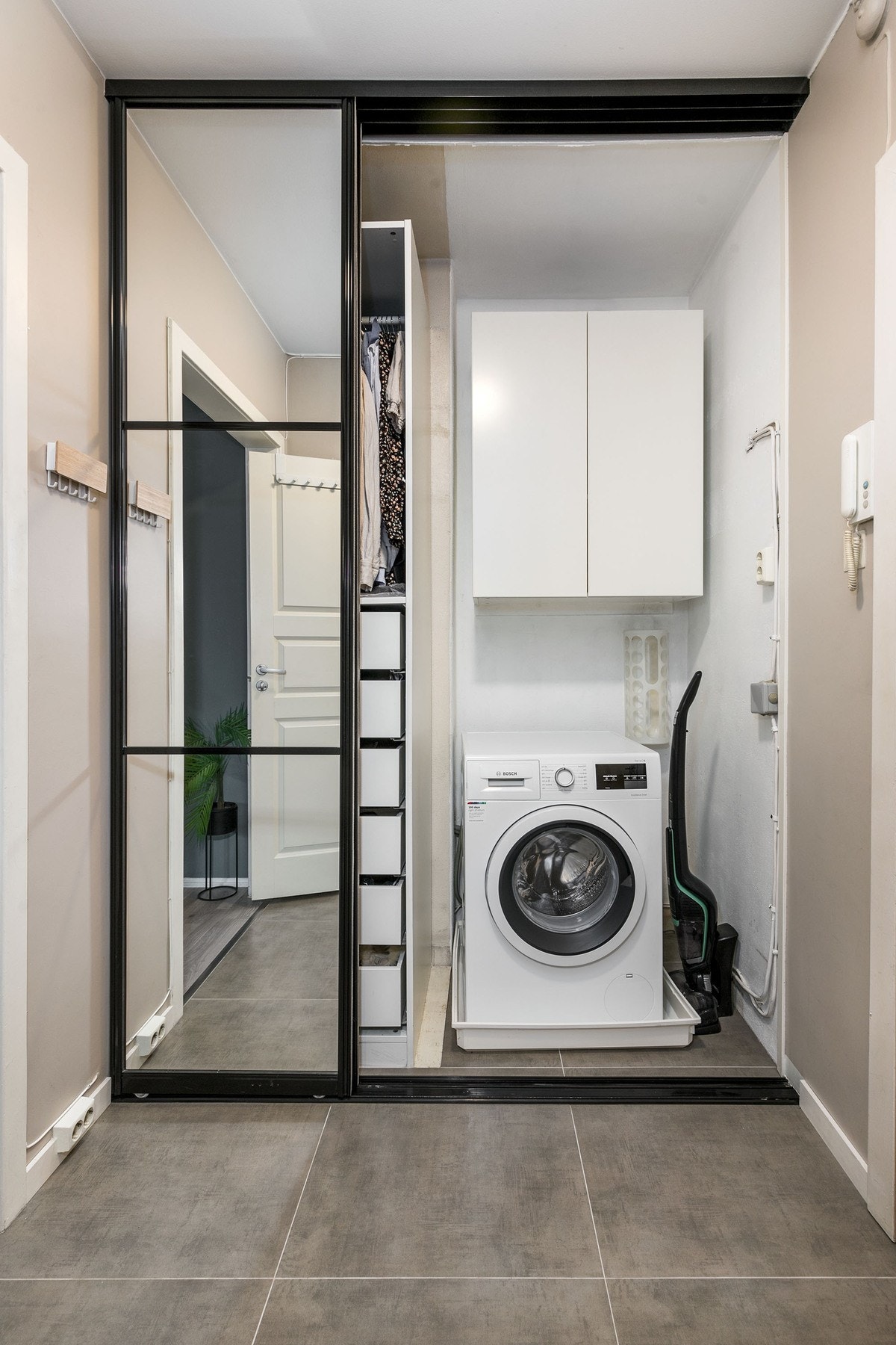 Det er montert oppvaskmaskin i garderoben. Galleribilde