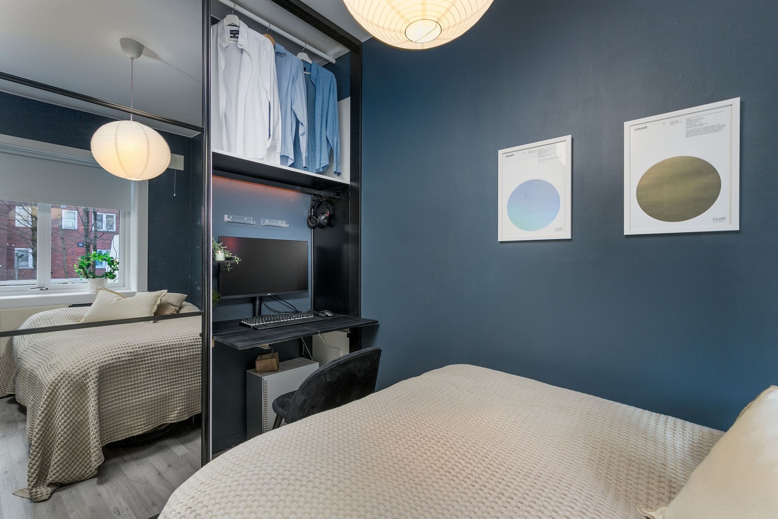 Her er det satt inn en praktisk skyvedørsgarderobe med speilfronter. Galleribilde