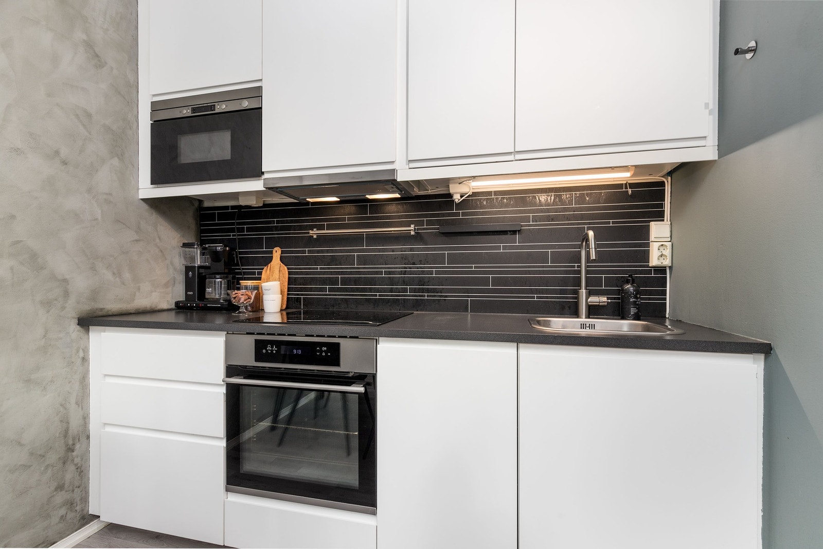Induksjonstopp, stekeovn, oppvaskmaskin og mikrobølgeovn er integrert i innredningen. Galleribilde