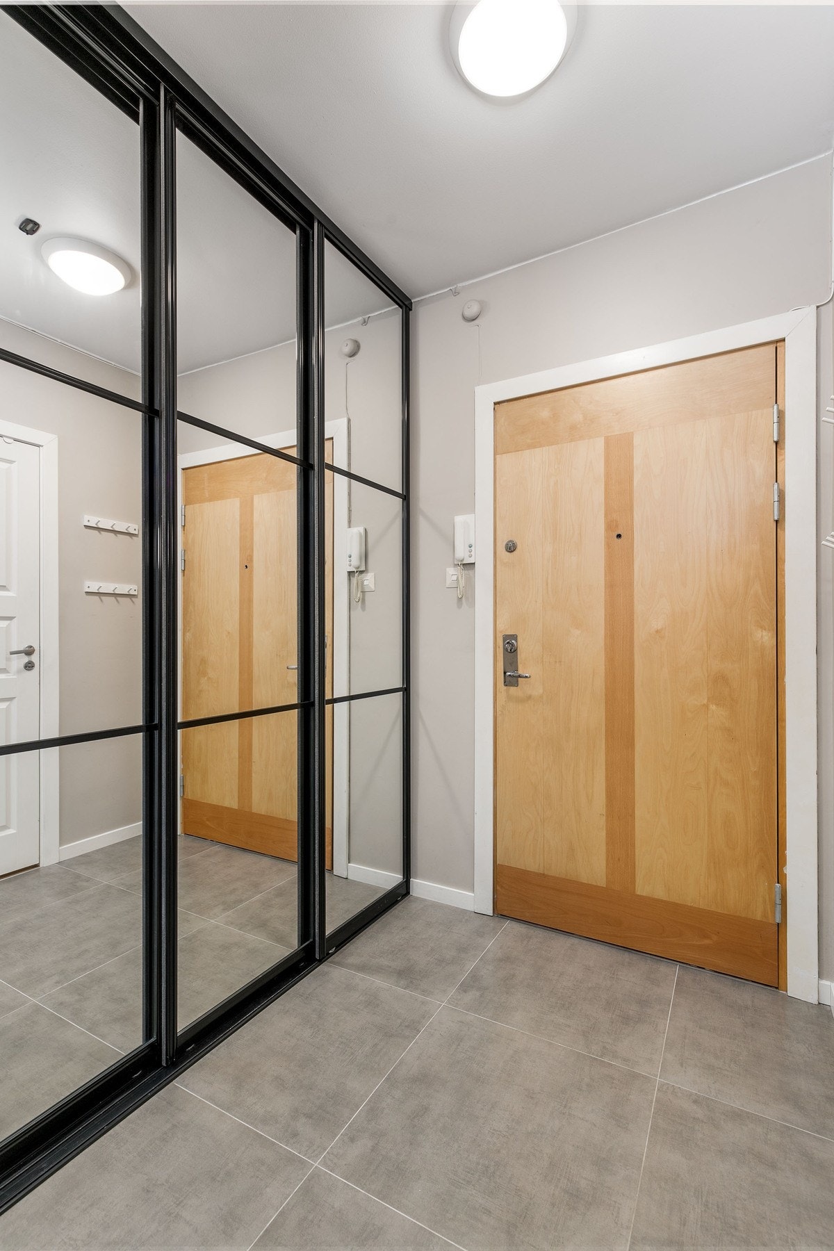 Gangen er oppgradert i 2022 med fliser på gulv og helsparklet vegg. Galleribilde