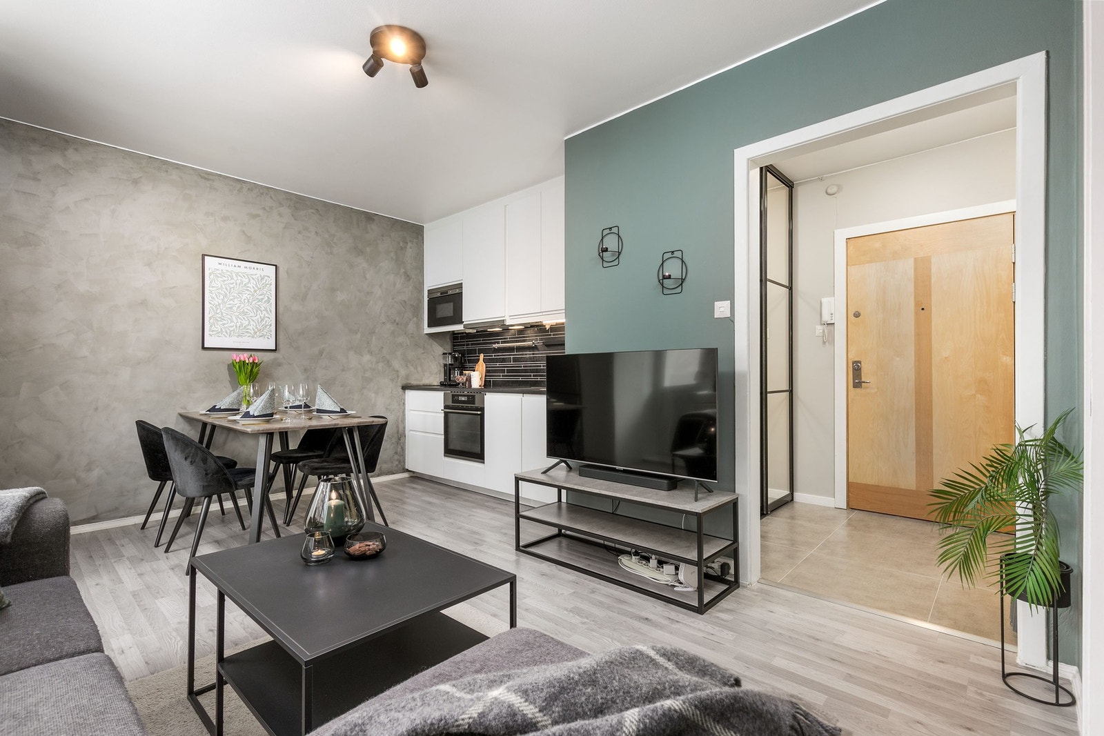 Stuen er av god størrelse med plass til sofa og spisegruppe. Galleribilde