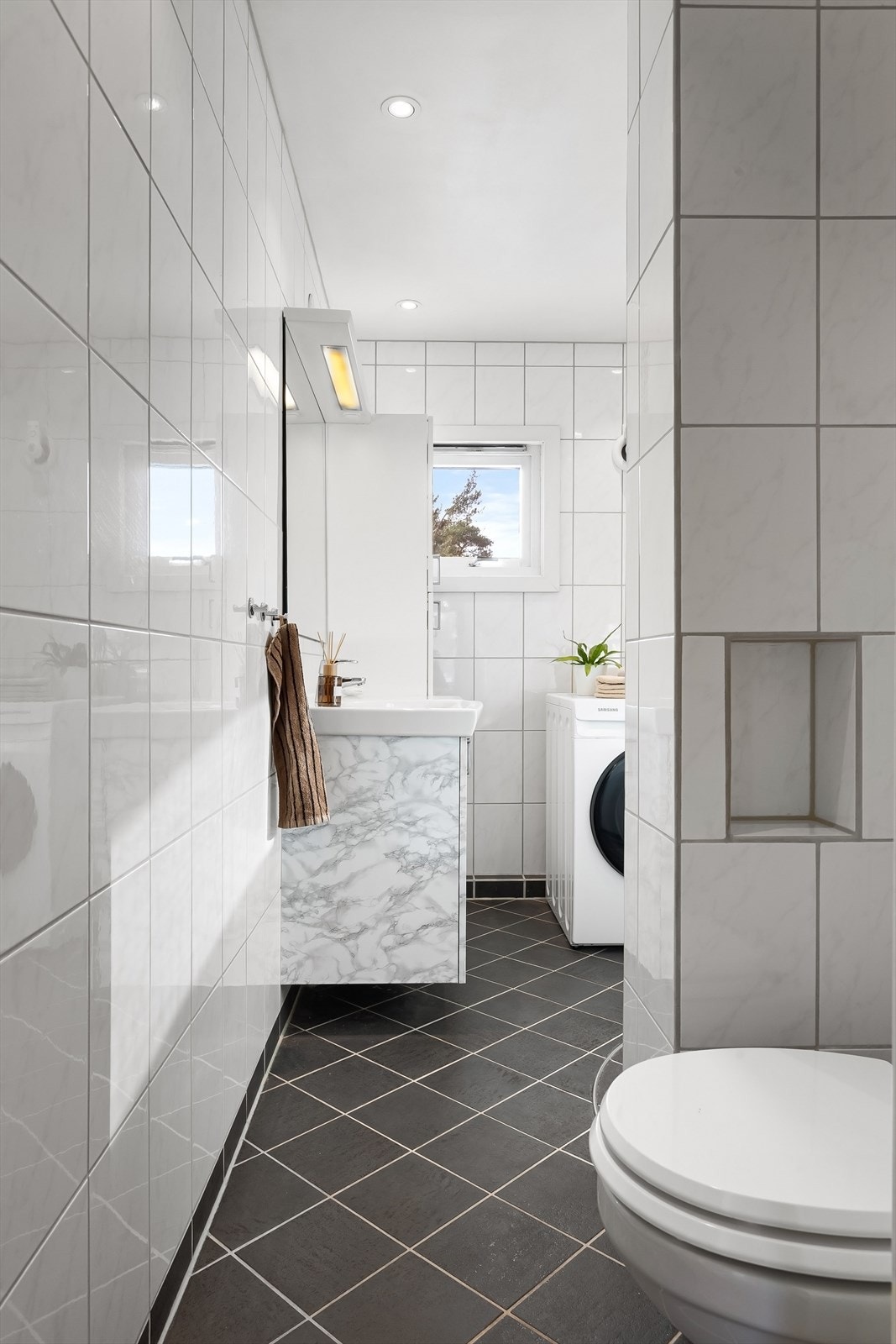Pent baderom med gulvvarme og downlights Galleribilde