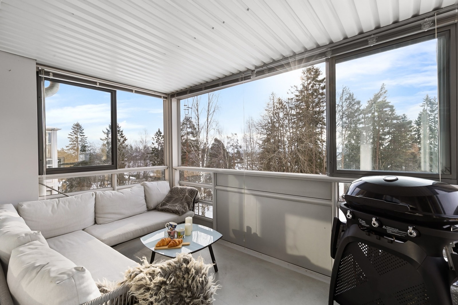 Lys og lekker topp- endeleilighet med stor balkong i et barnevennlig område. Foto: Zovenfra AS Galleribilde