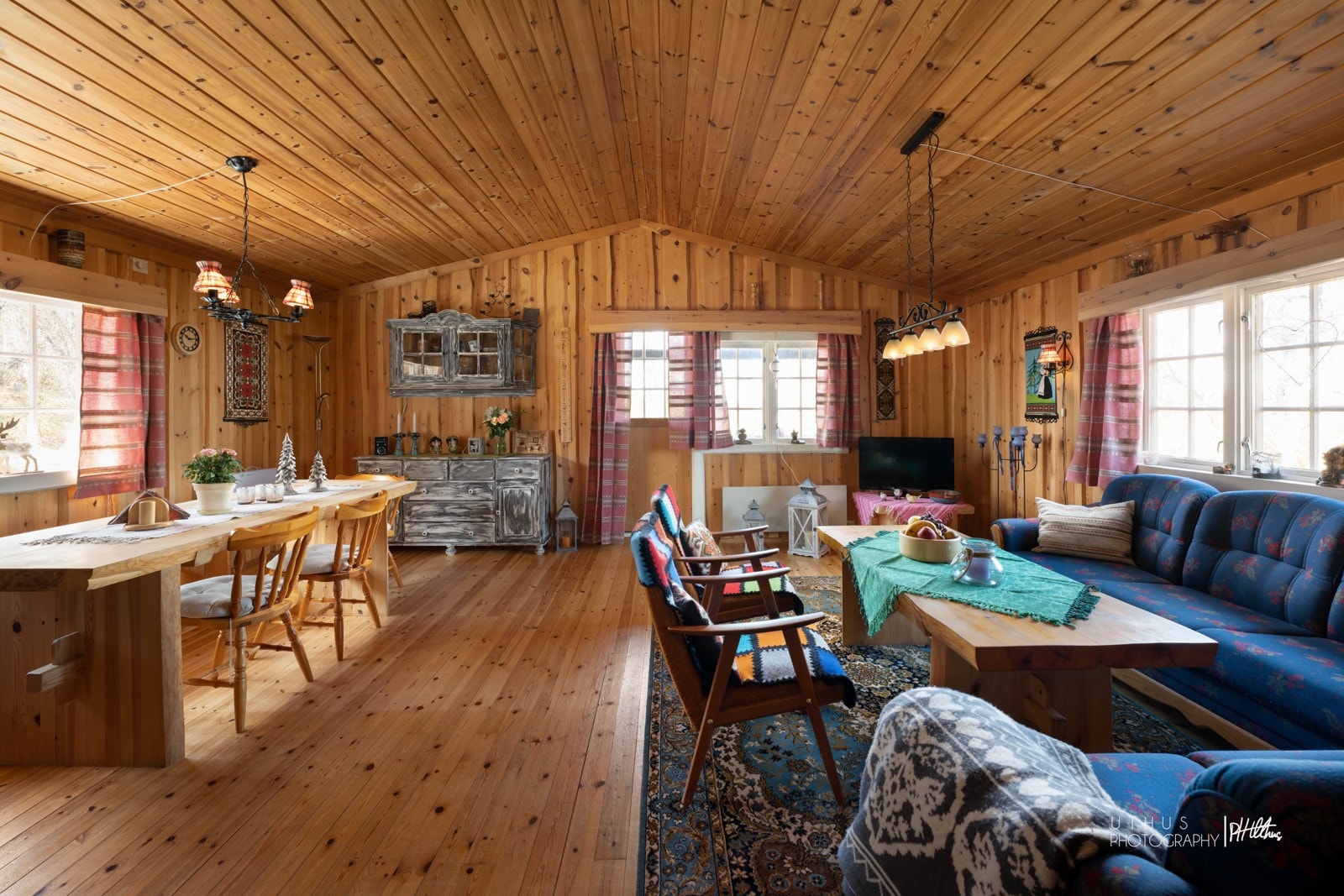 Koselig hytte med røstet himling Galleribilde