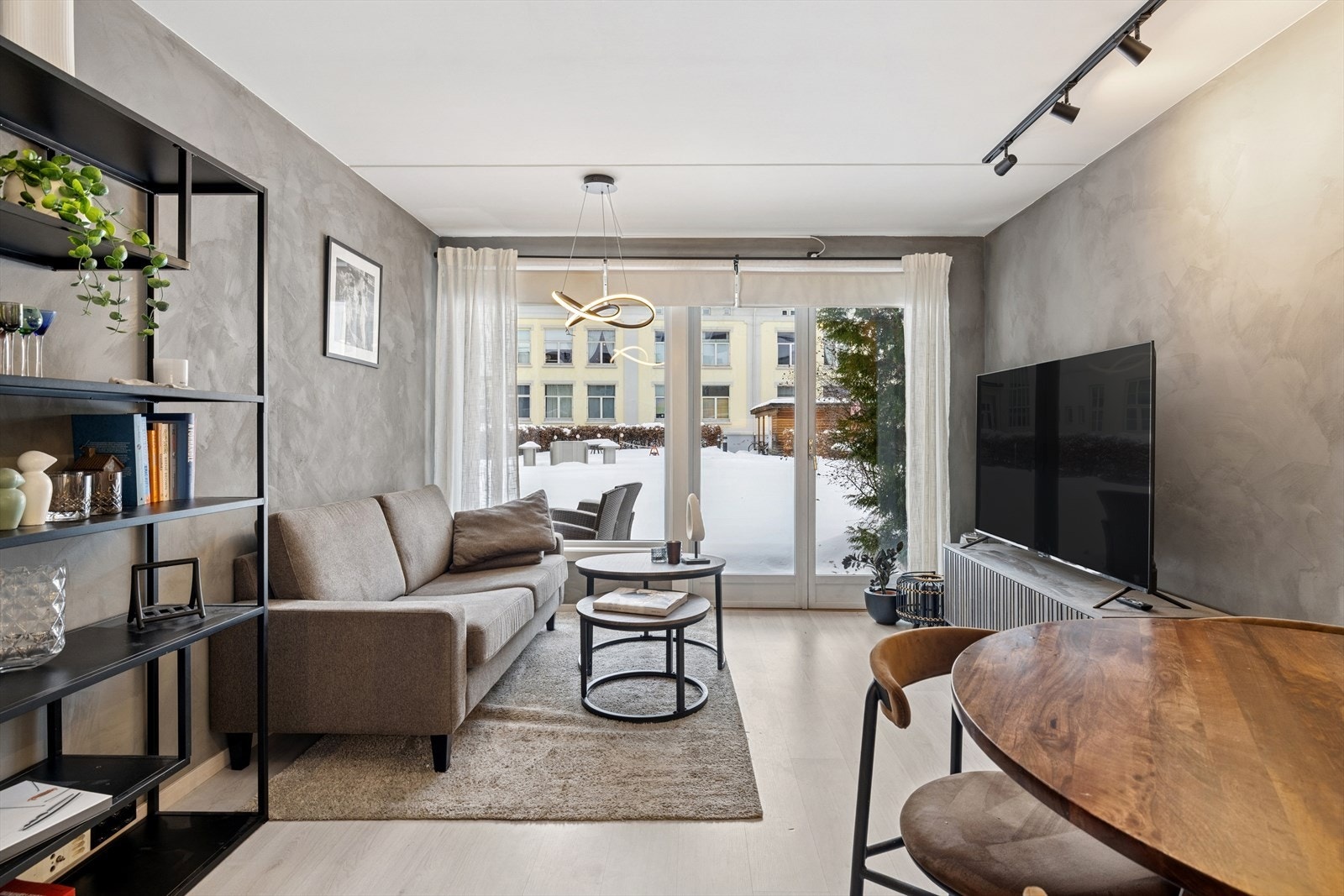 En moderne og innbydende leilighet med masse lysinnslipp og fin standard. Galleribilde