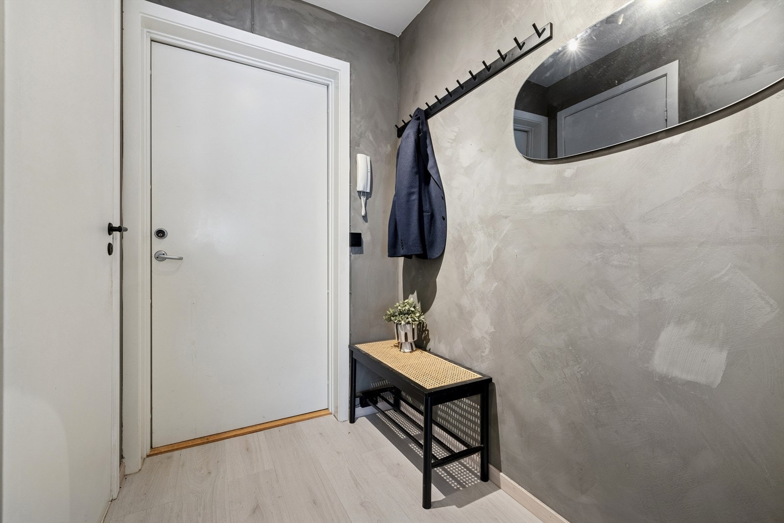 Entreen gir et godt førsteinntrykk og har god plass til å henge fra seg yttertøyet. Galleribilde