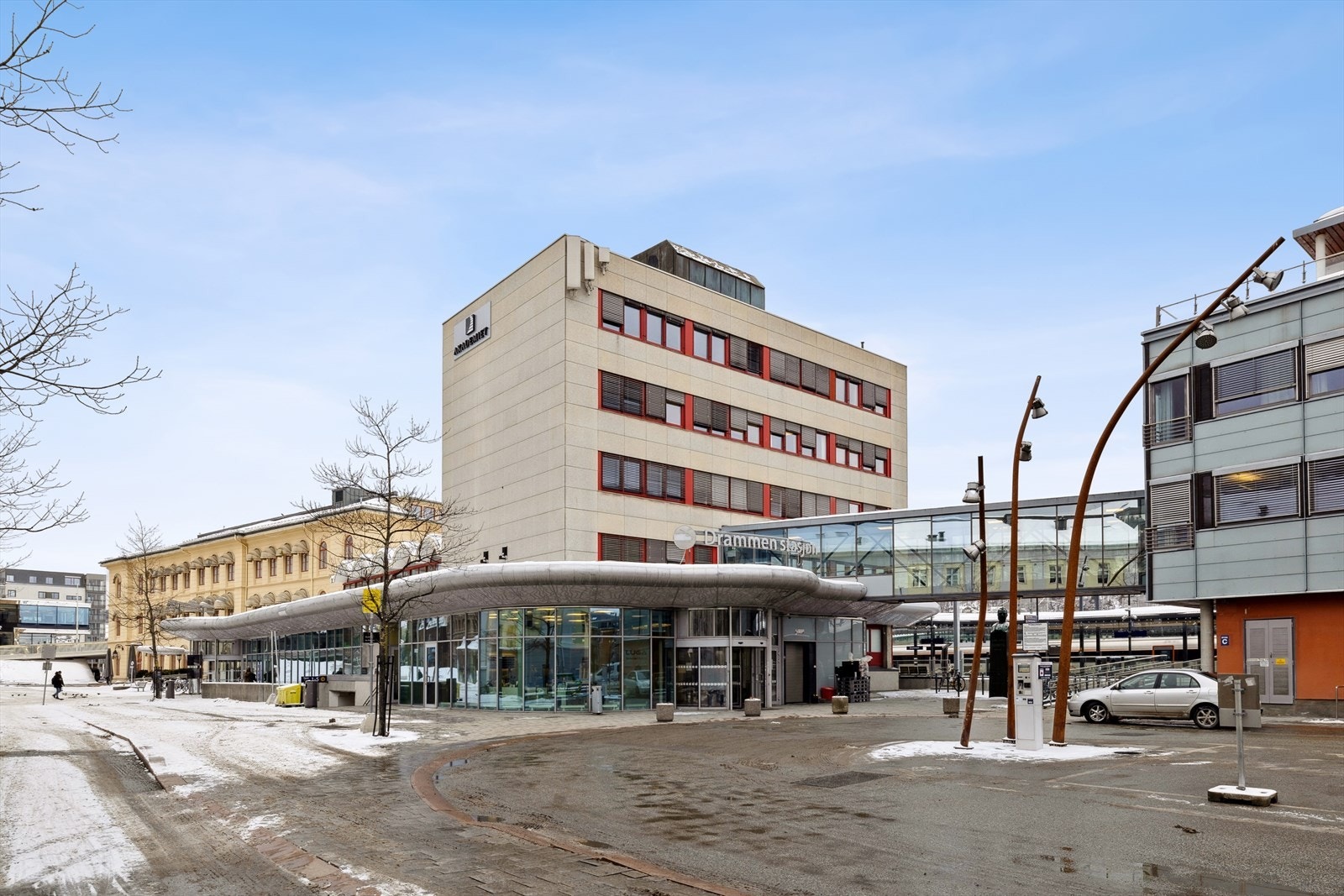 Leiligheten har umiddelbar nærhet til toget som gir en smidig hverdag for den som ønsker å pendle mot Vestfold eller Oslo. Galleribilde