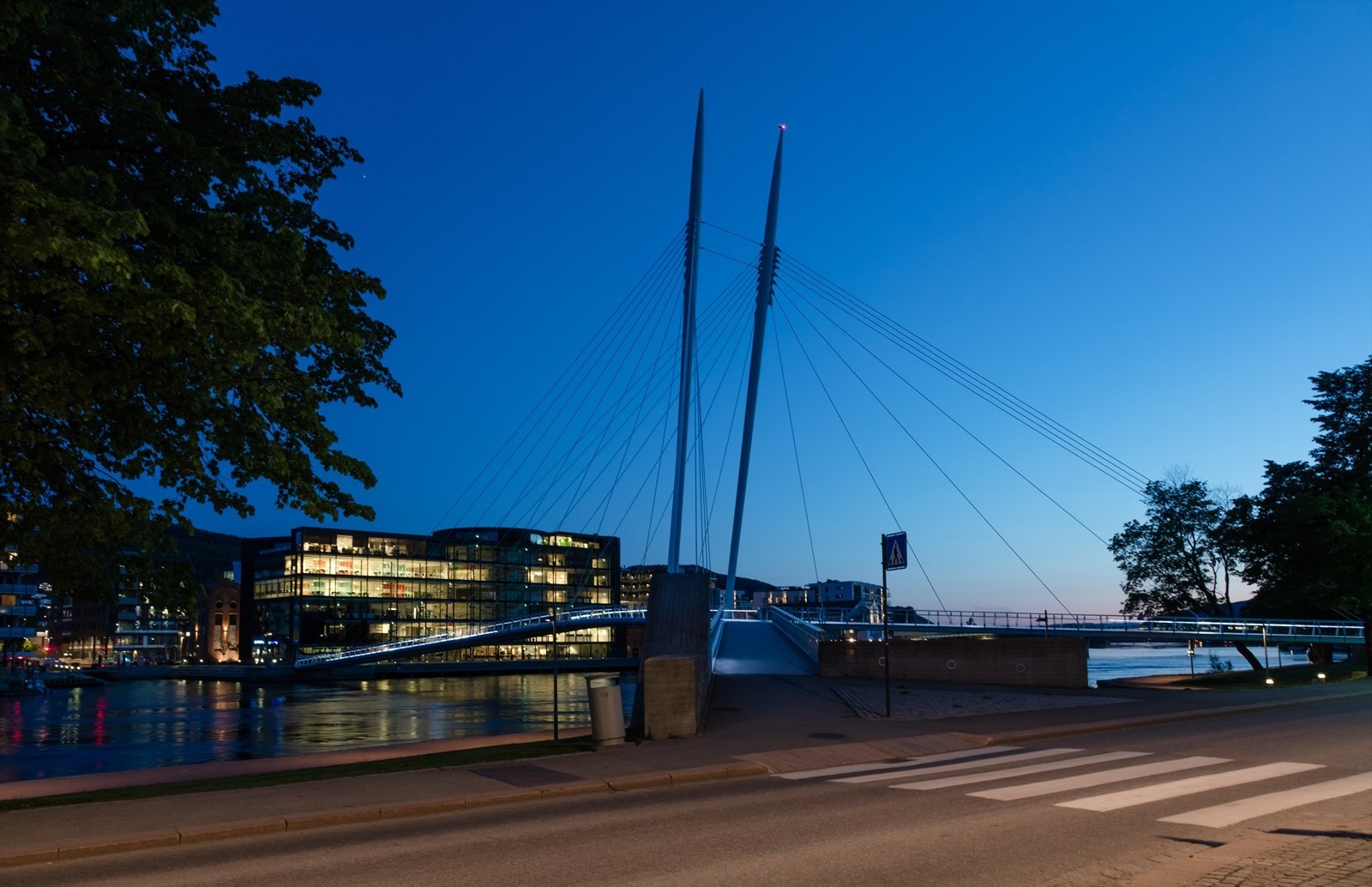 Det er flere flotte turdestinasjoner i nærområdet. Her ser vi et bilde fra Ypsilon i Drammen, som er et av Drammens
kjennemerke og byens "stolthet". Galleribilde
