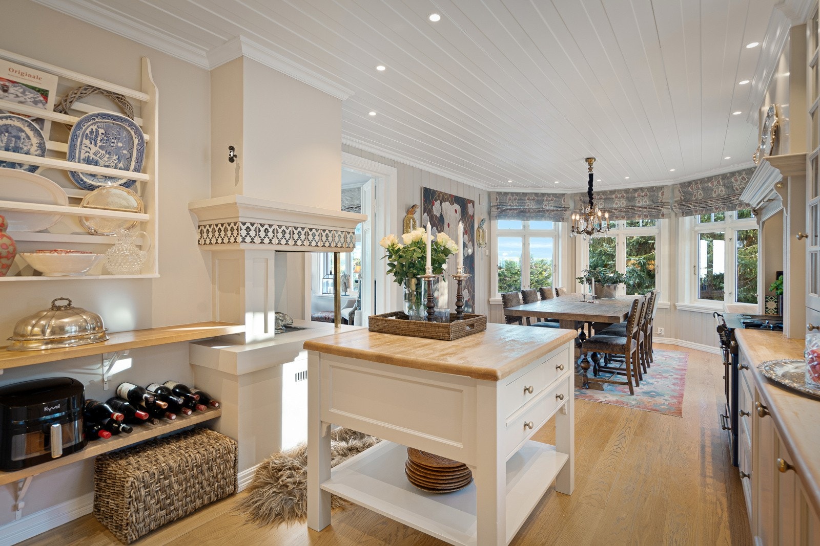 Downlights, kjøkkenøy og åpen peis setter prikken over i'en. Galleribilde