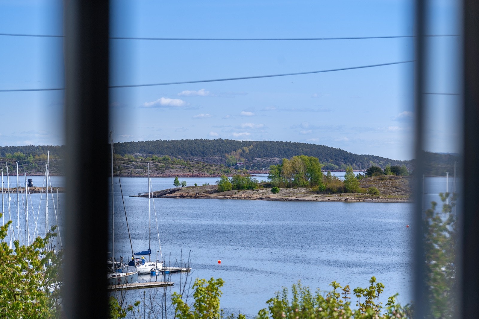 Omgivelsene er fredfulle og naturskjønne, i umiddelbar nærhet til pur sommeridyll ved sjøen. Galleribilde