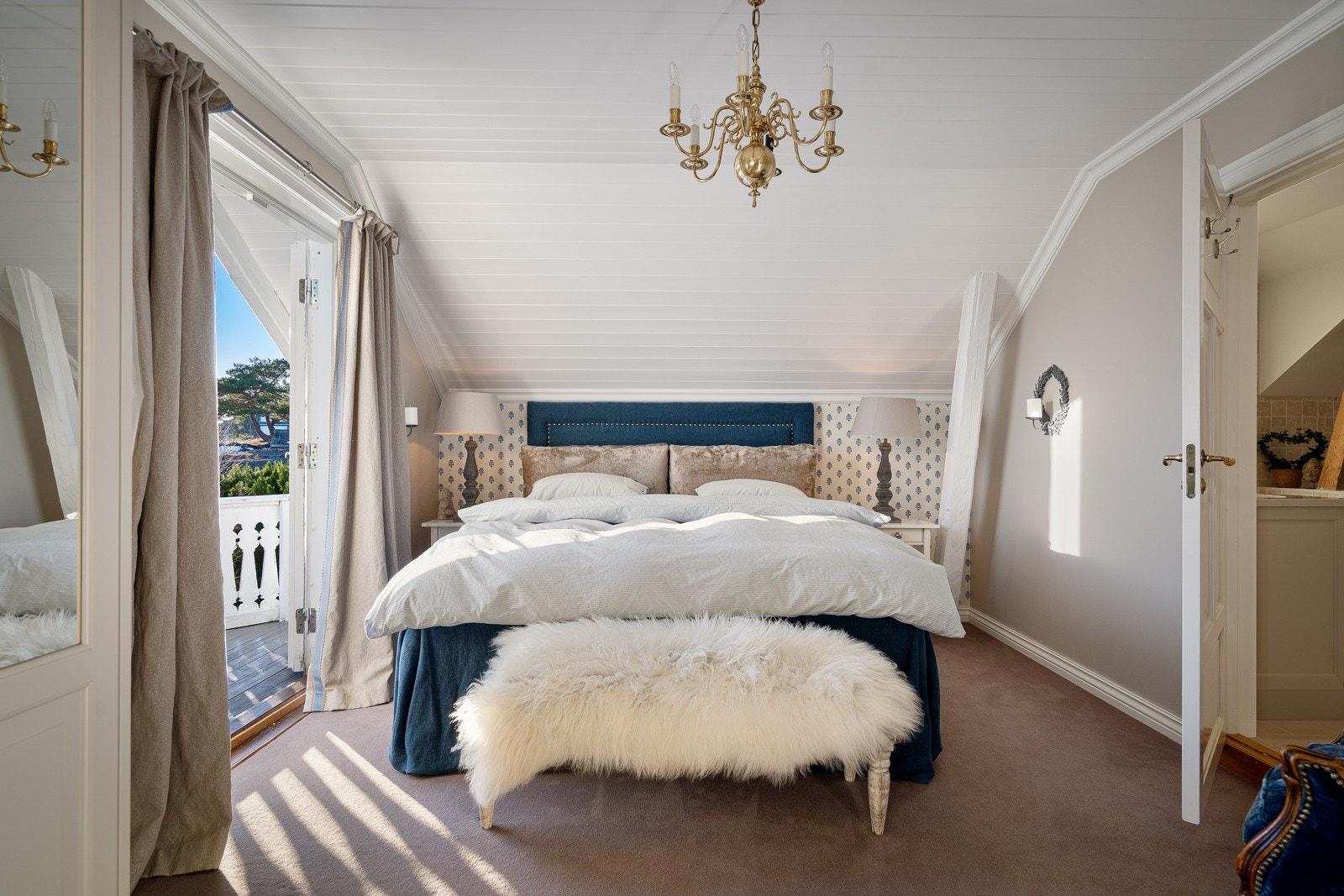 Fantastisk soverom med utgang til balkong Galleribilde