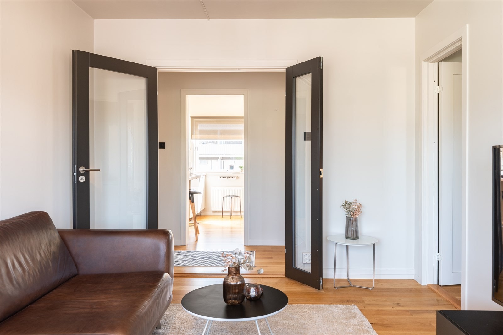 Dersom man ønsker å tilbakestille leiligheten til opprinnelig løsning med 2 soverom og større stue, så kan dette enkelt gjøres. Galleribilde