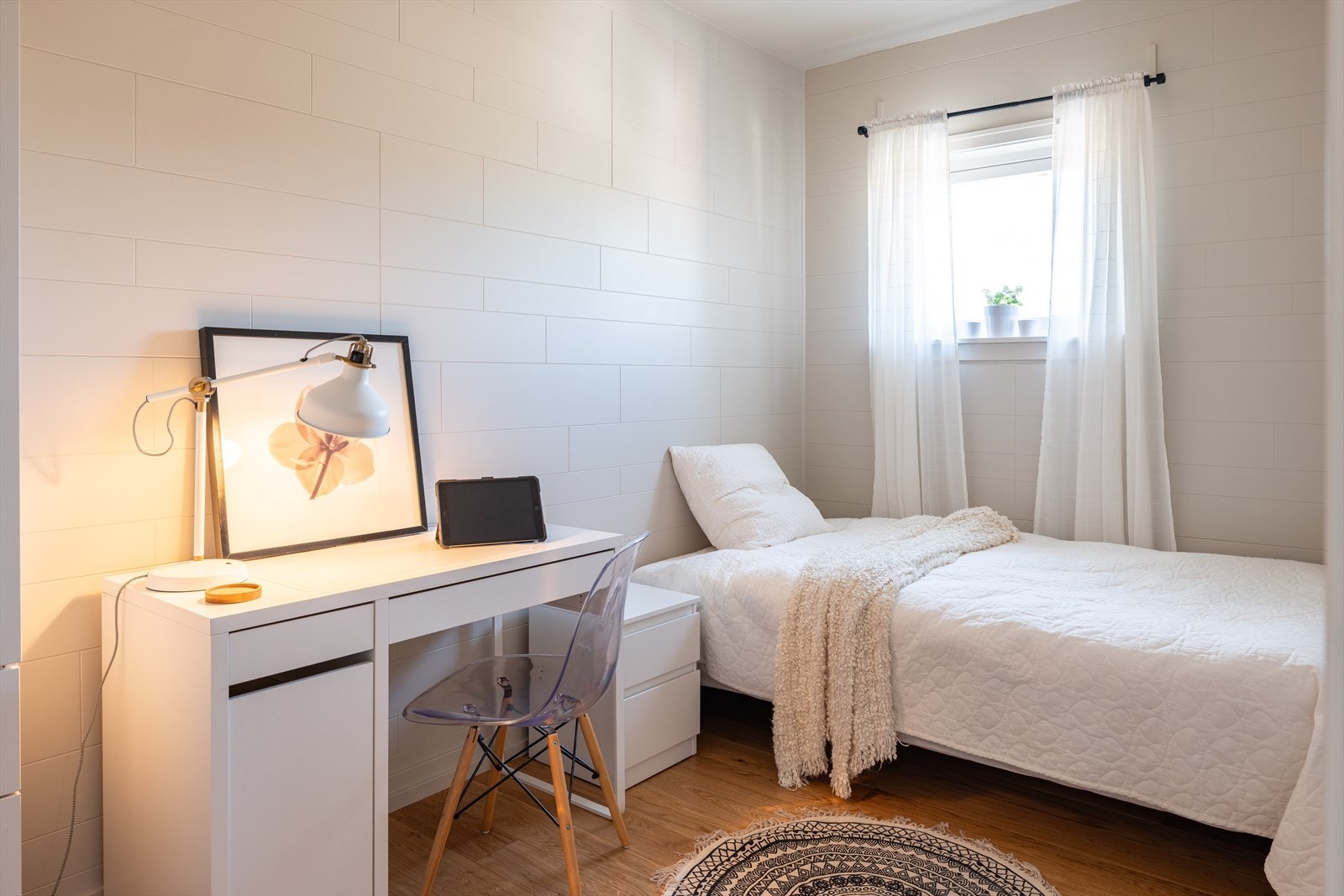 Dette rommet brukes som soverom og ligger innenfor stuen og har en størrelse på 8,4 m². Veggen mellom stuen og rommet kan fjernes til fordel for større stue, dersom ønskelig. Galleribilde