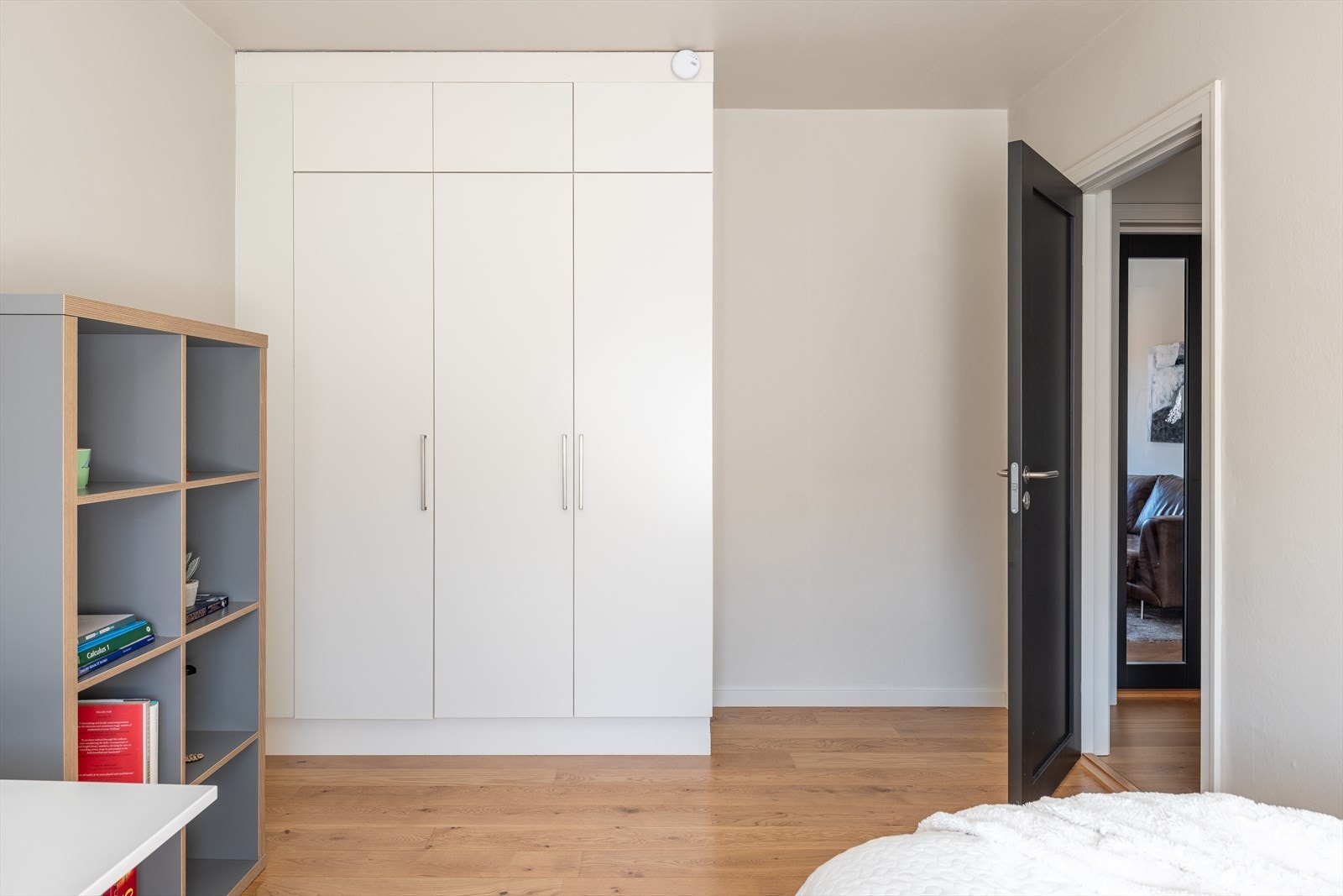 Garderobeskap medfølger. Samtlige radiatorer og dører er skiftet i nyere tid. Galleribilde