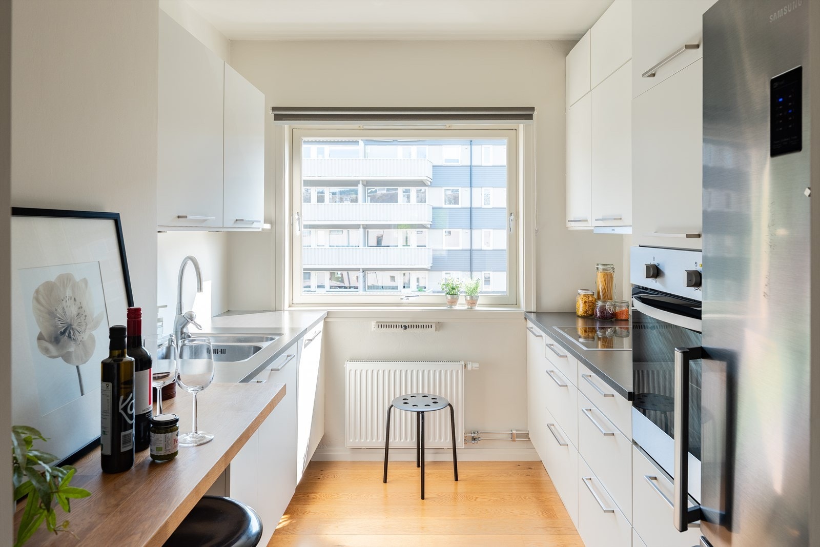 Tidløst kjøkken fra 2013 på 6,5 m². Kjøkkenet ligger praktisk adskilt fra stuen. Galleribilde