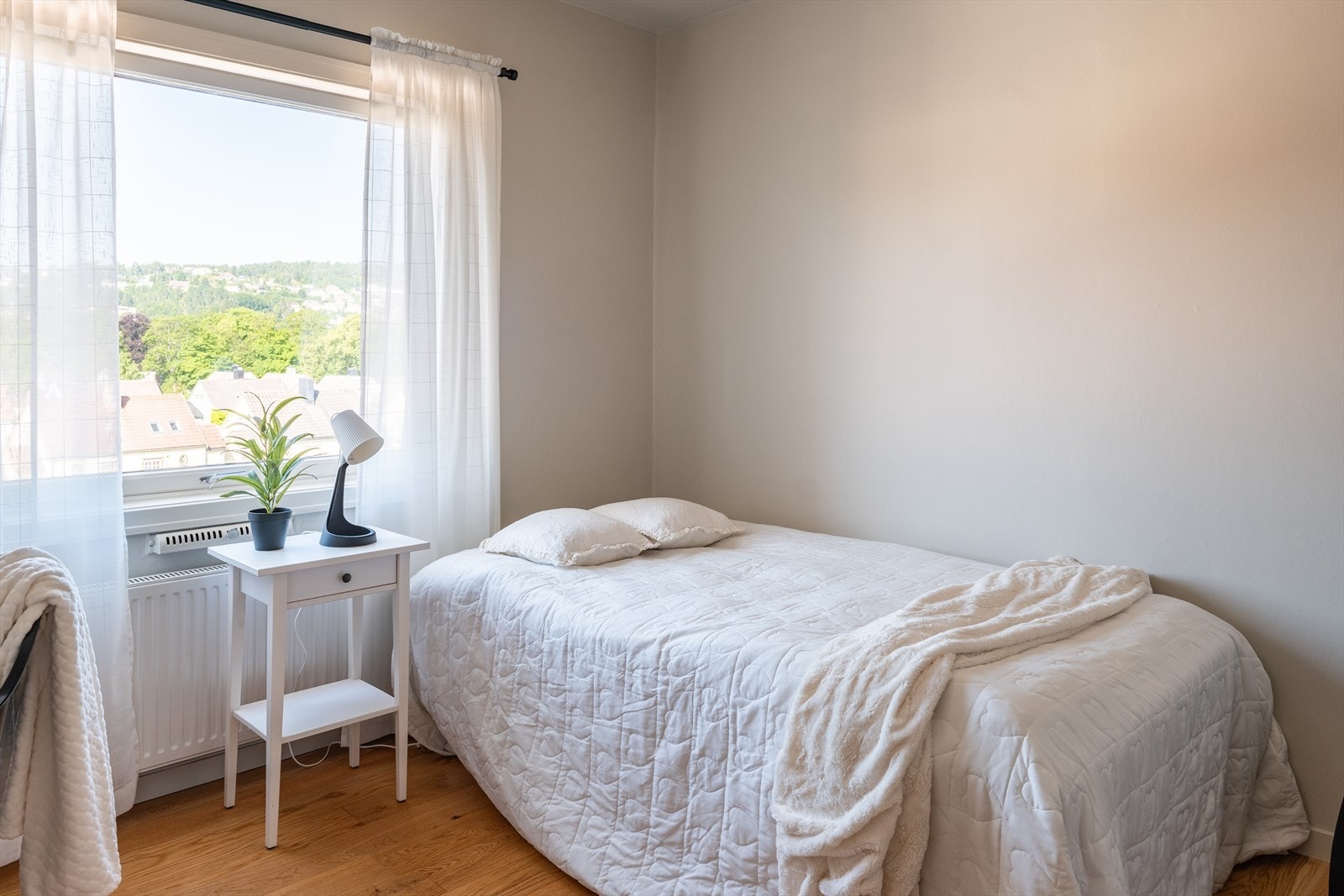 Her er det blant annet rikelig med plass til dobbeltseng, garderobe og skrivepult. Galleribilde