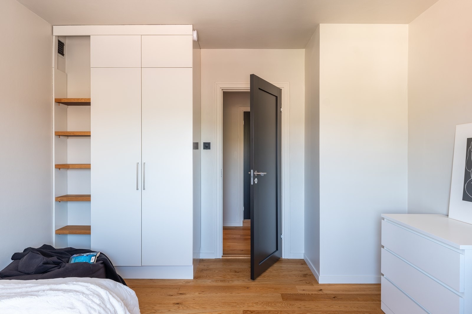 Stort garderobeskap som medfølger handelen. Galleribilde