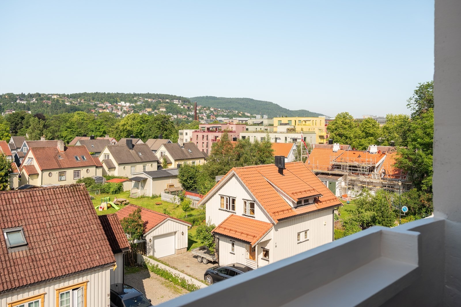 Her kan man nyte solen fra formiddag til kveld og en fantastisk utsikt mot vest. Galleribilde
