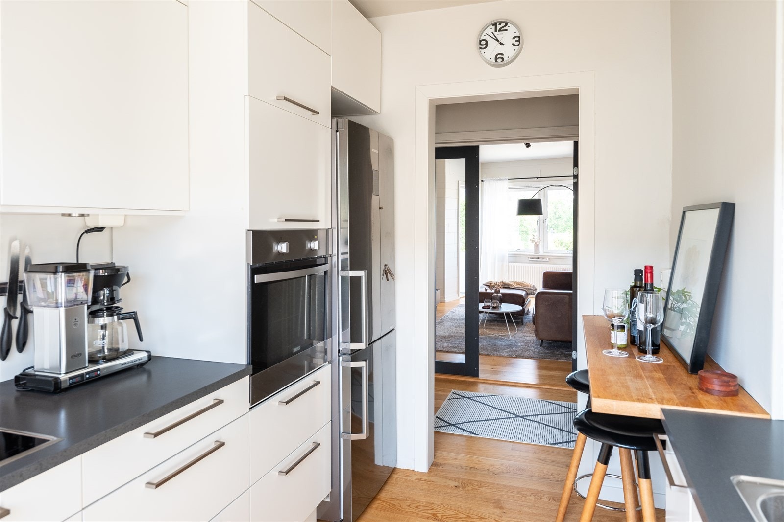 Kjøkkenet holder en pen standard og er vurdert til tilstandsgrad 1 av takstmann. Det er etablert mekanisk avtrekk på kjøkkenet. Galleribilde