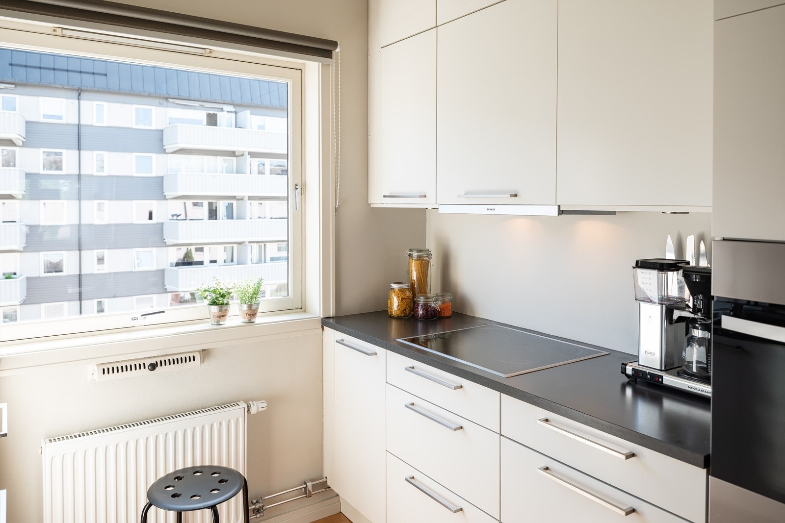 Kjøkkenet er har integrerte hvitevarer som oppvaskmaskin, stekeovn og platetopp. Disse medfølger handelen. Galleribilde