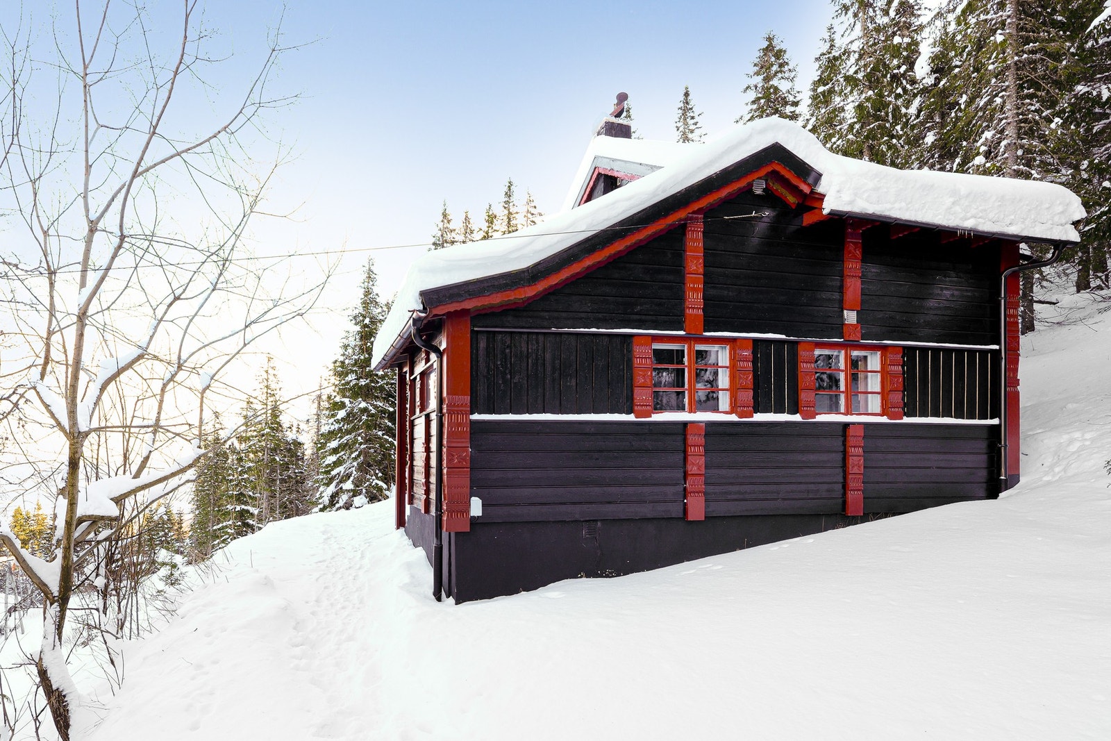 Det er ca 100 meter med sti frem til hytta Galleribilde