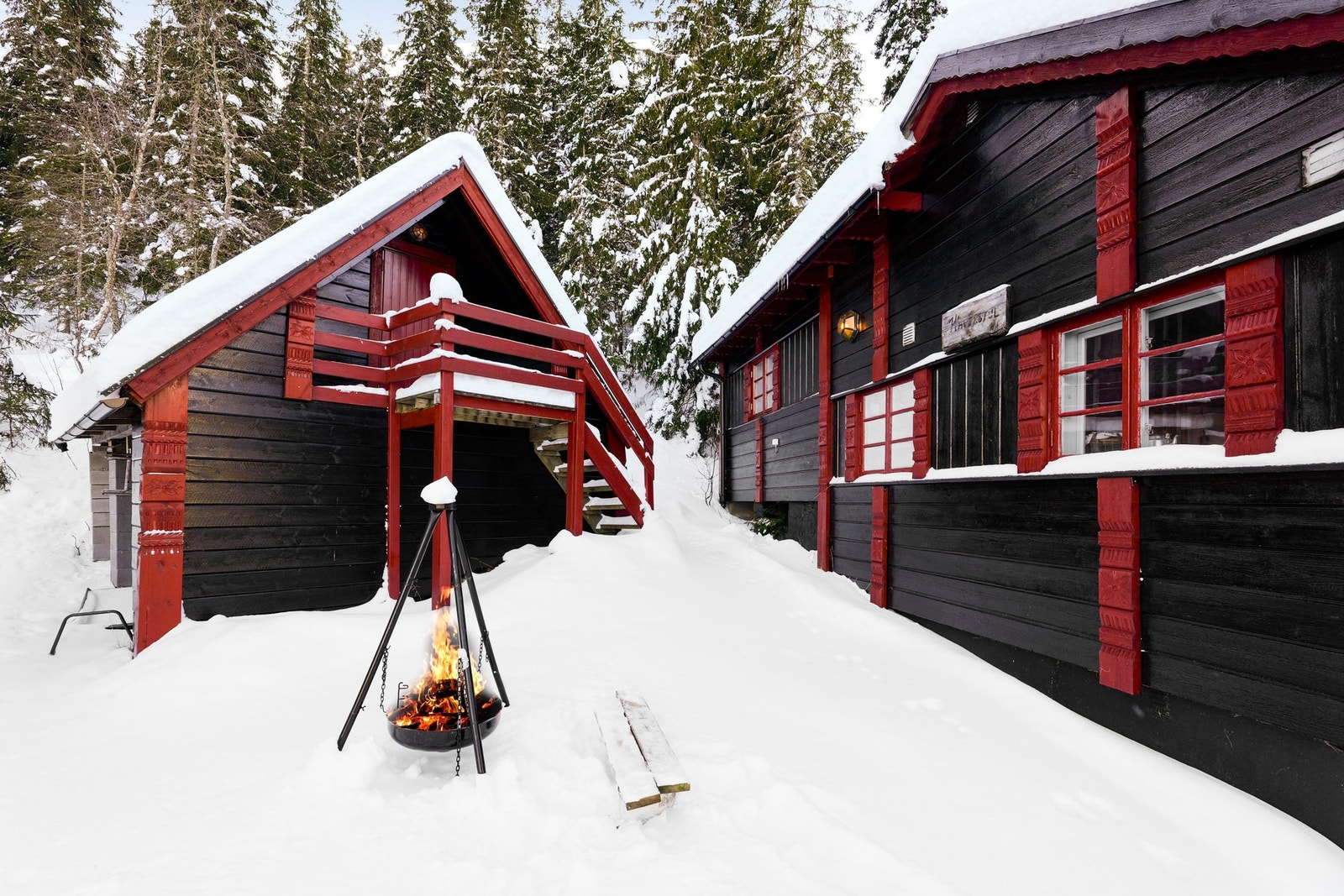 Uthus/bod med lagring for ved nederst, og lagringsplass for utemøbler og utstyr øverst Galleribilde