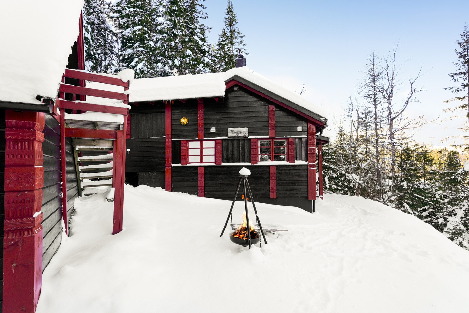 Denne hytta har innlagt vann, avløp, fiber og strøm! Moderne fasiliteter, samtidig som den koselige hyttefølelsen er bevart Galleribilde