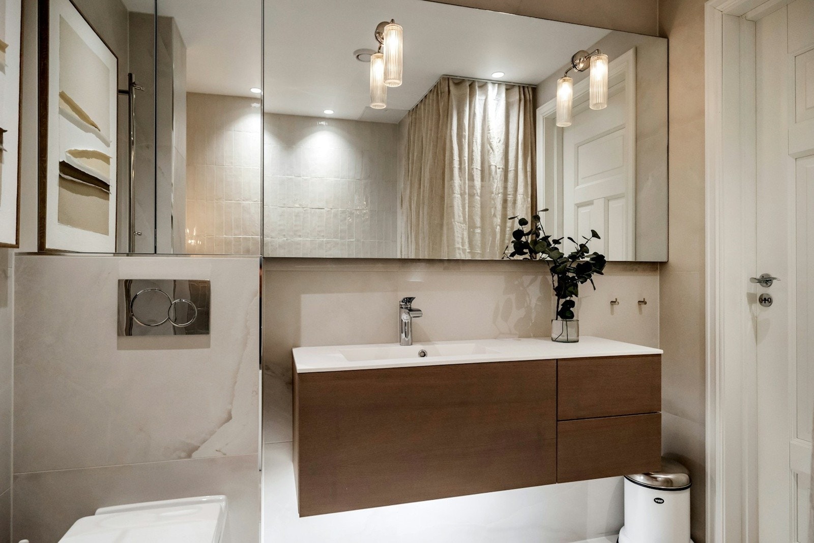 Her er det store speilflater med belysning som gir både lys og romfølelse. Galleribilde