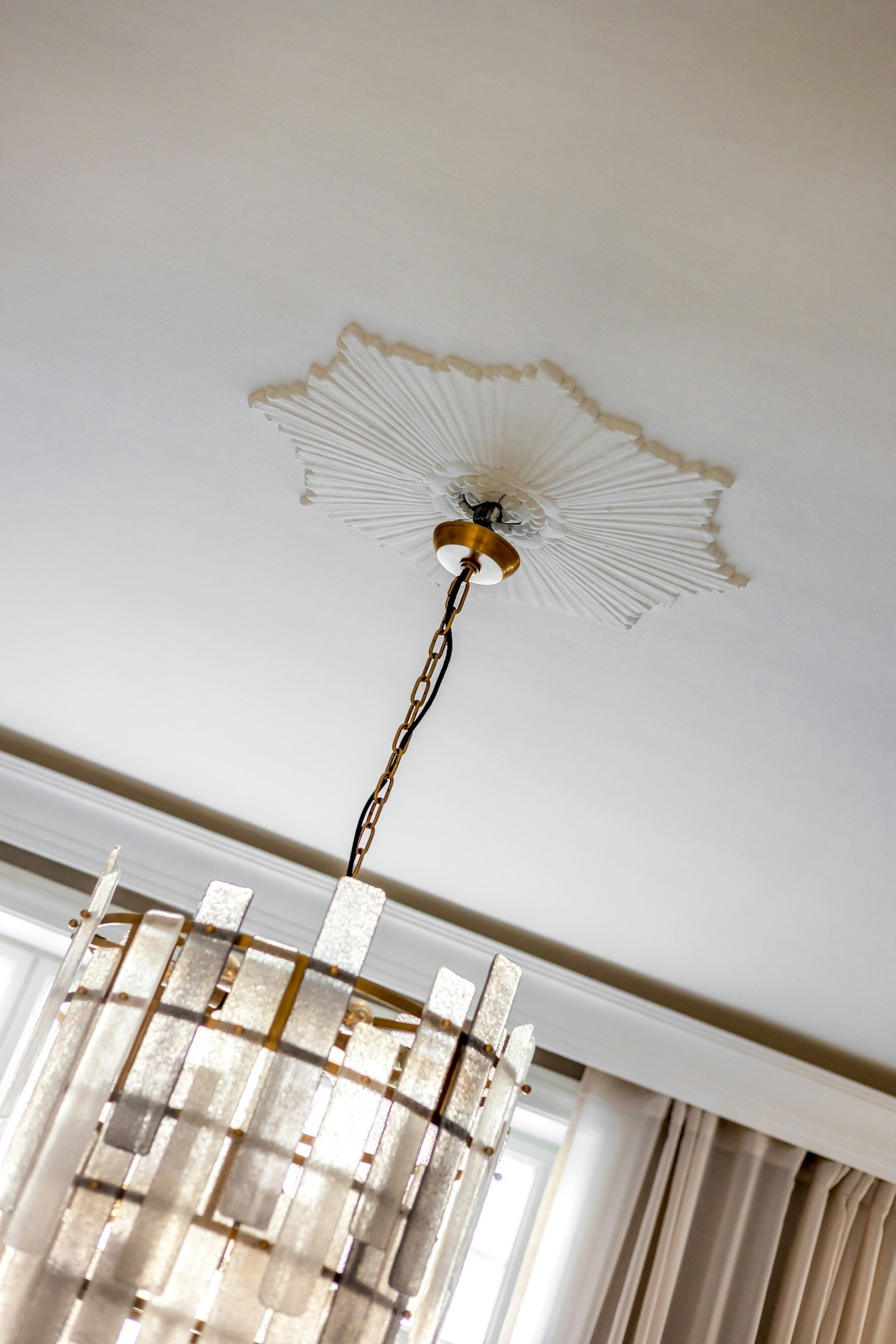 Rommet er gjennomført med moderne detaljer som en stilfull takrosett og delikate fargevalg. Her er det installert Plejd smarthusløsning for enkel og fleksibel styring av lys. Galleribilde