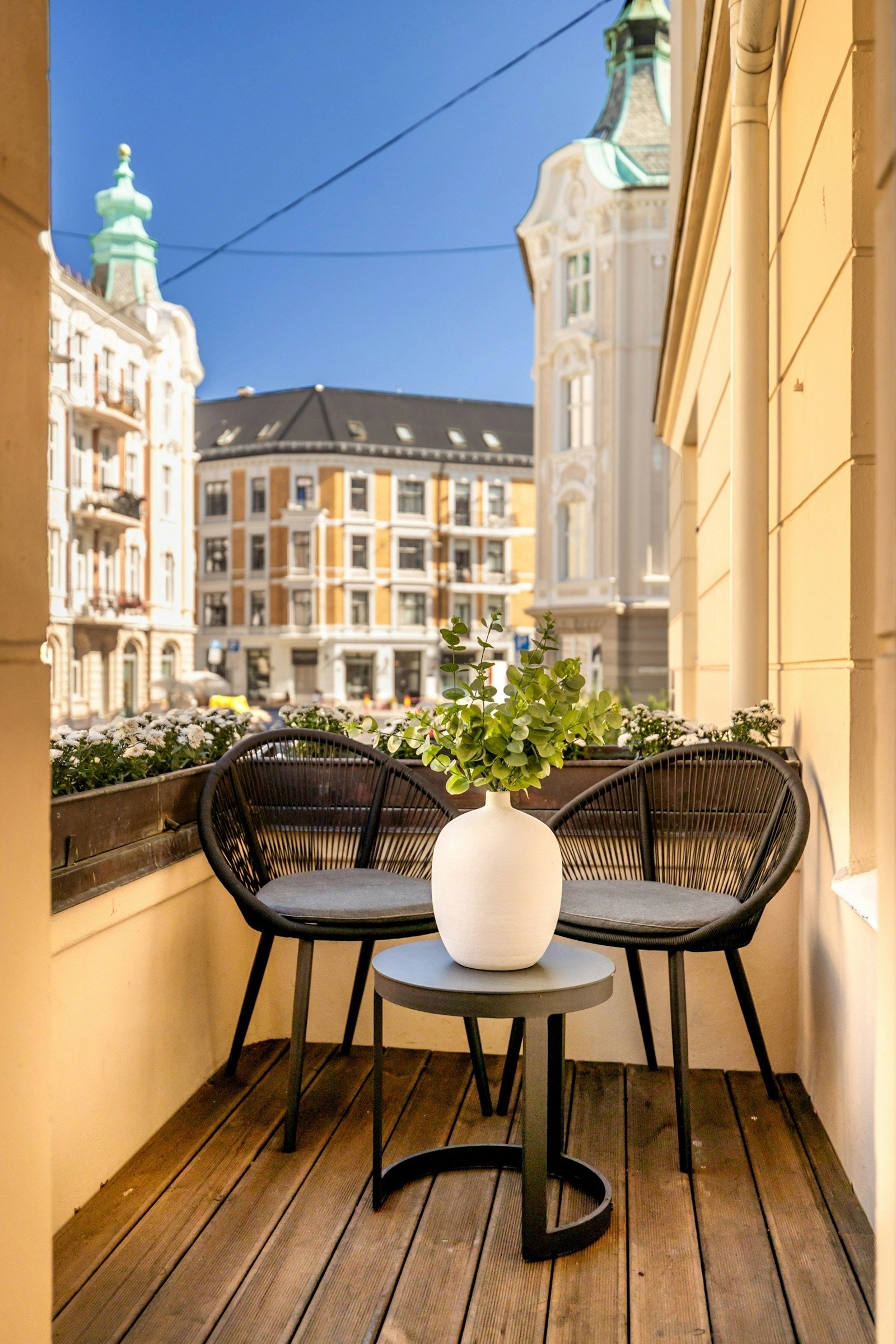 Leiligheten ligger i en høy 1. etasje av en karakteristisk bygård i Jugendstil fra 1916 i et fornemt, ettertraktet og tilbaketrukket strøk på Frogner i Oslo. Galleribilde